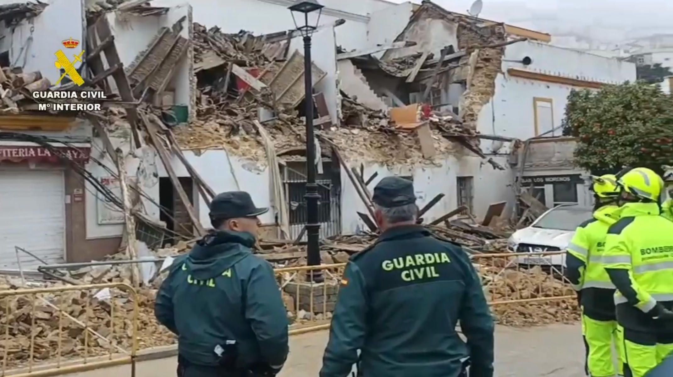 La Guardia Civil y los bomberos del Consorcio Provincial, en las viviendas.