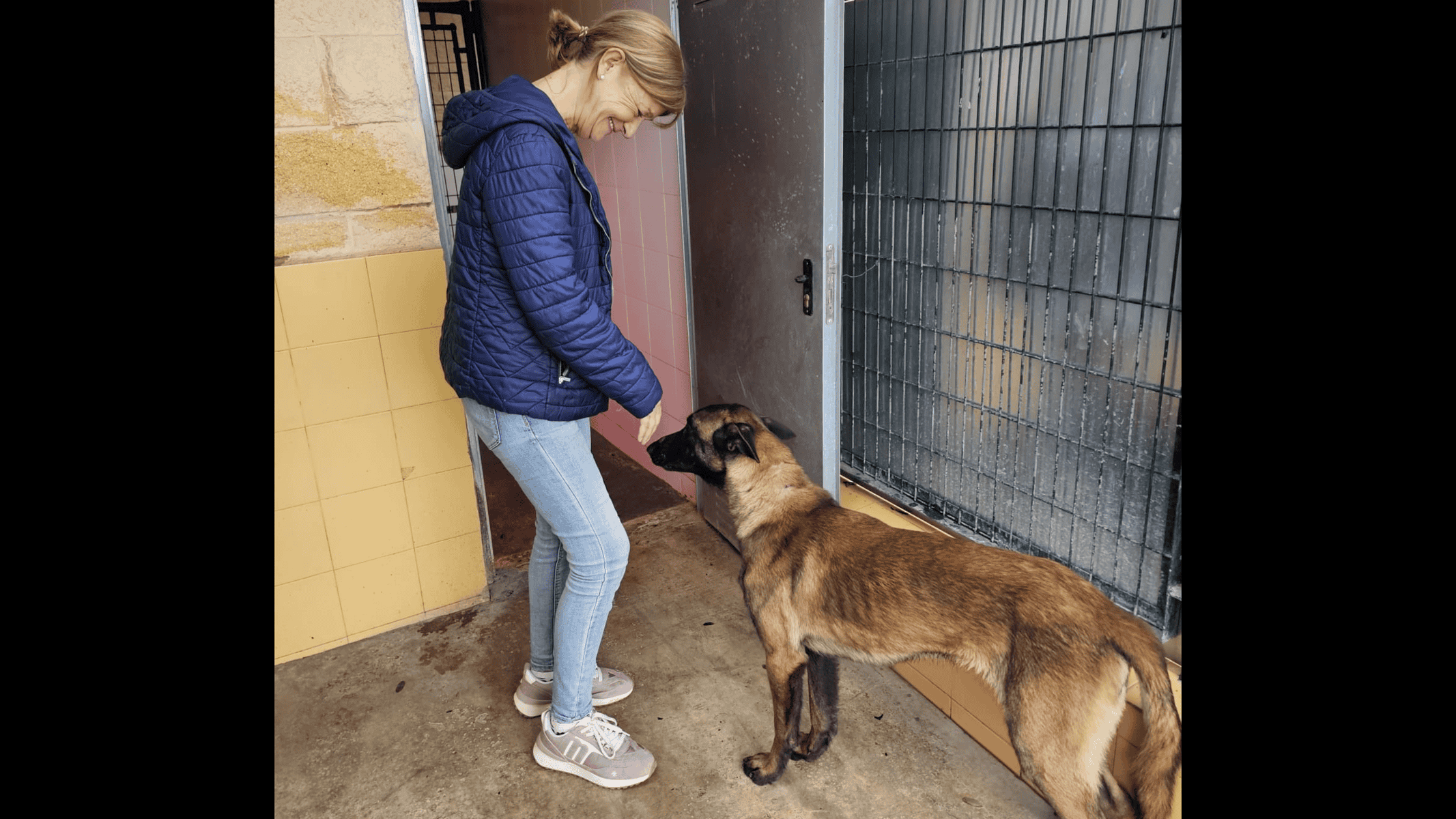 Carmen Pina, delegada de Bienestar Animal, junto al perro rescatado en El Portal.