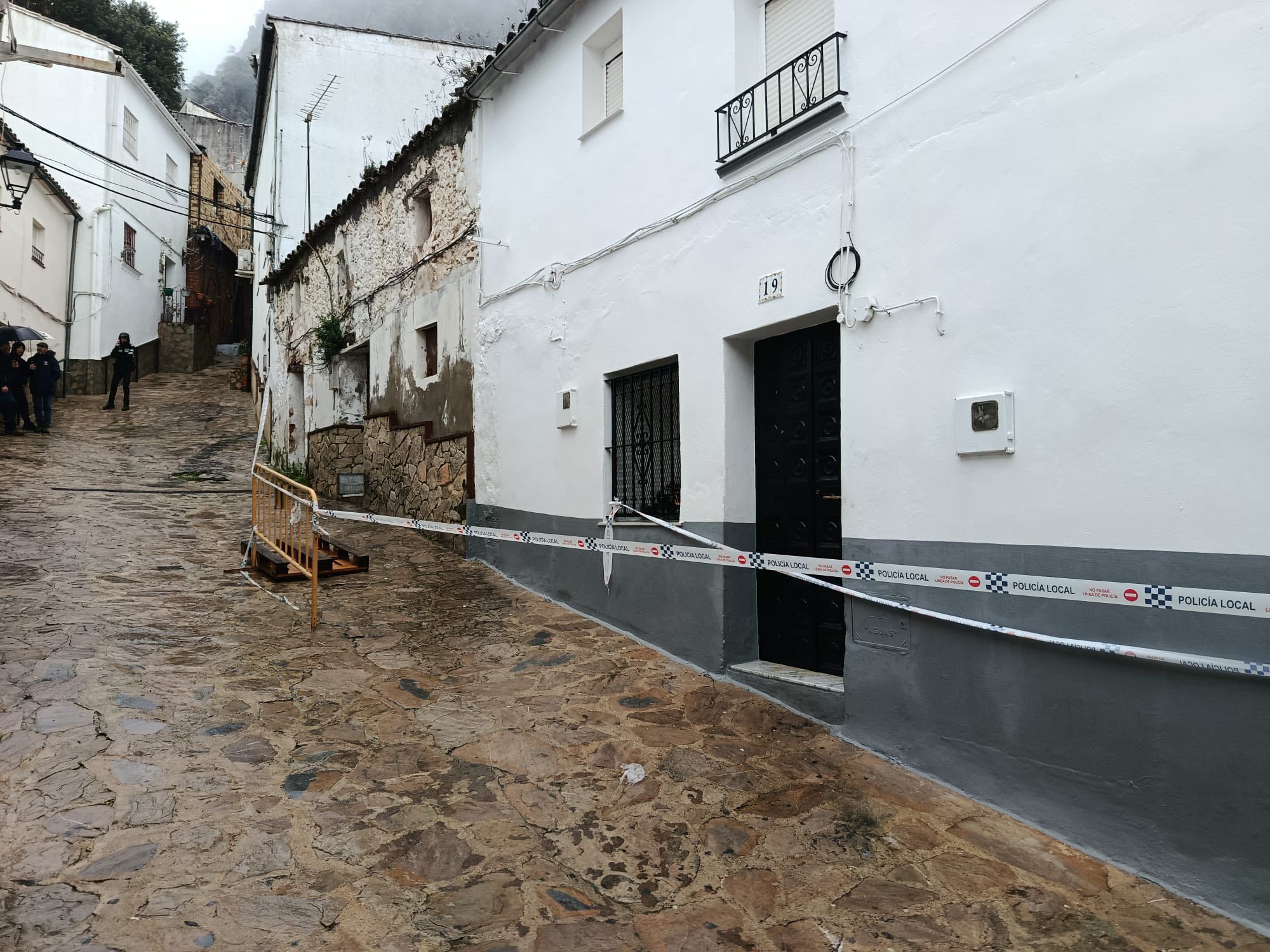 La vivienda en Ubrique, acordonada.