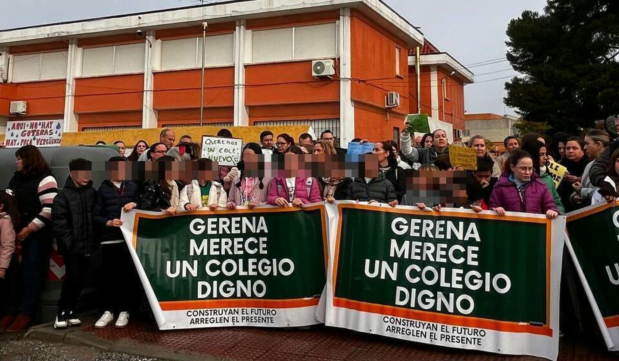 La protesta de familias en Gerena, en una imagen de Ustea.