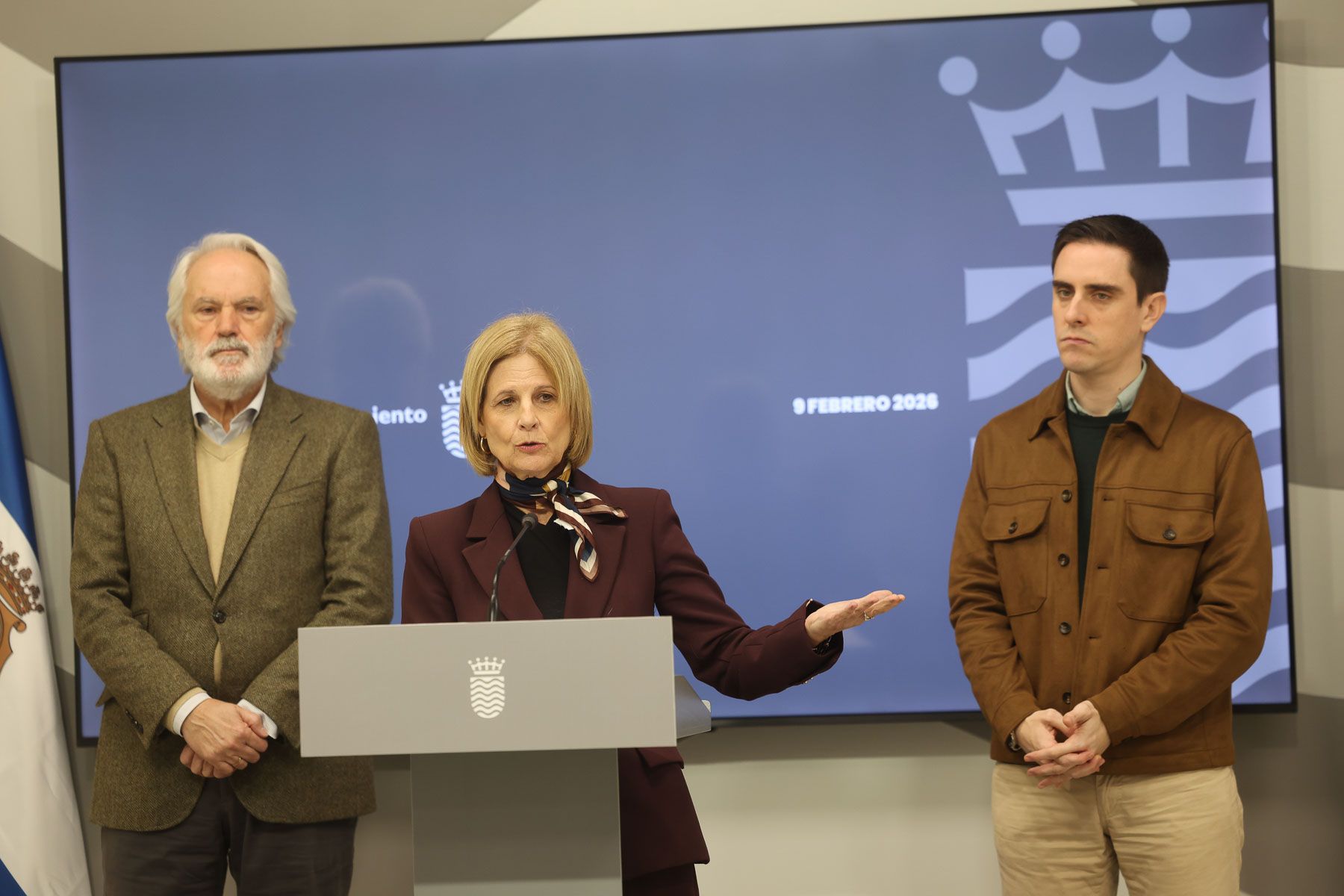 La alcaldesa de Jerez, María José García-Pelayo, escoltada por los tenientes de alcaldesa Agustín Muñoz y Jaime Espinar.