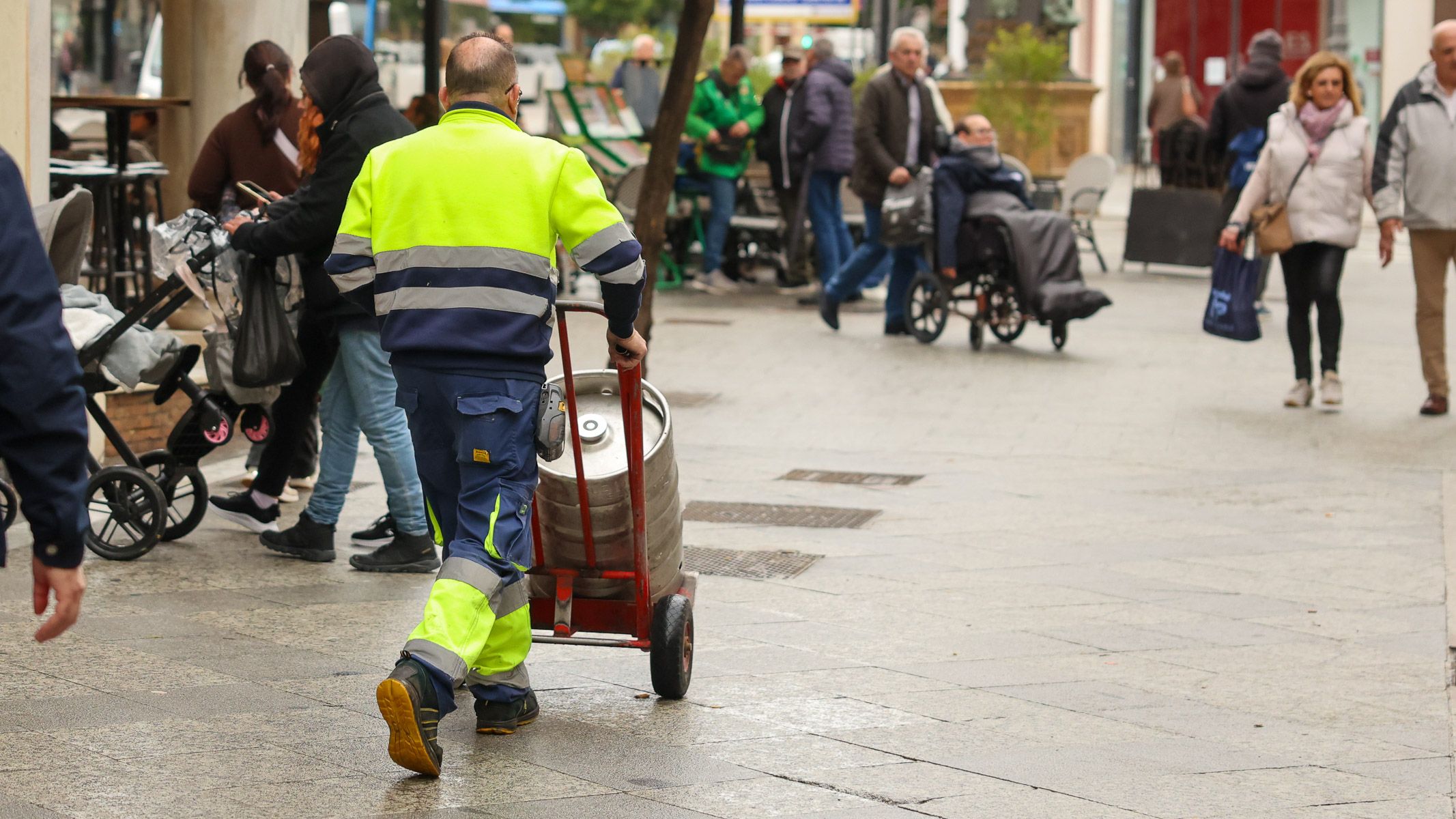 Jerez compra vehículos eléctricos para recoger basura en comercios del centro de la ciudad.