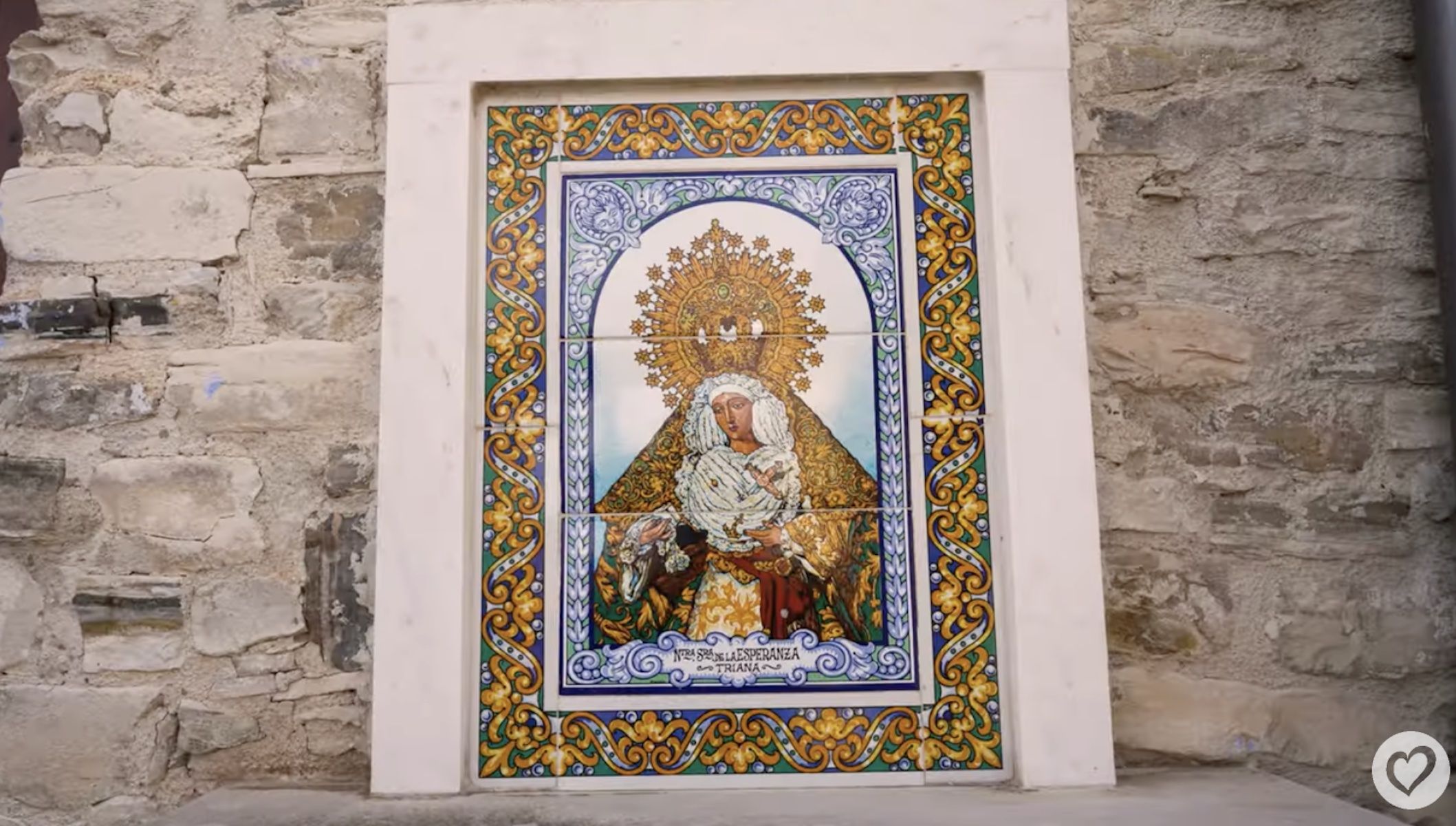 El azulejo de la Esperanza de Triana en el videoclip de Antigoni, representante de Chipre en Eurovisión 2026.