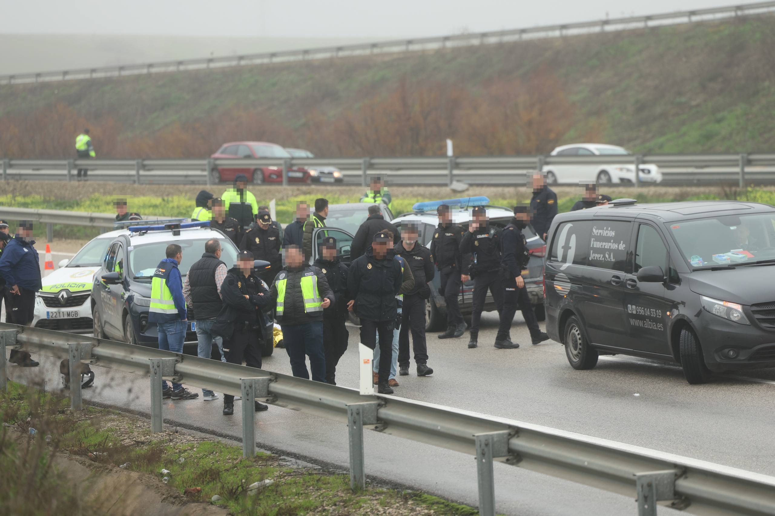 Despliegue policial en el lugar del suceso, enla A 4, entre El Puerto y Jerez.