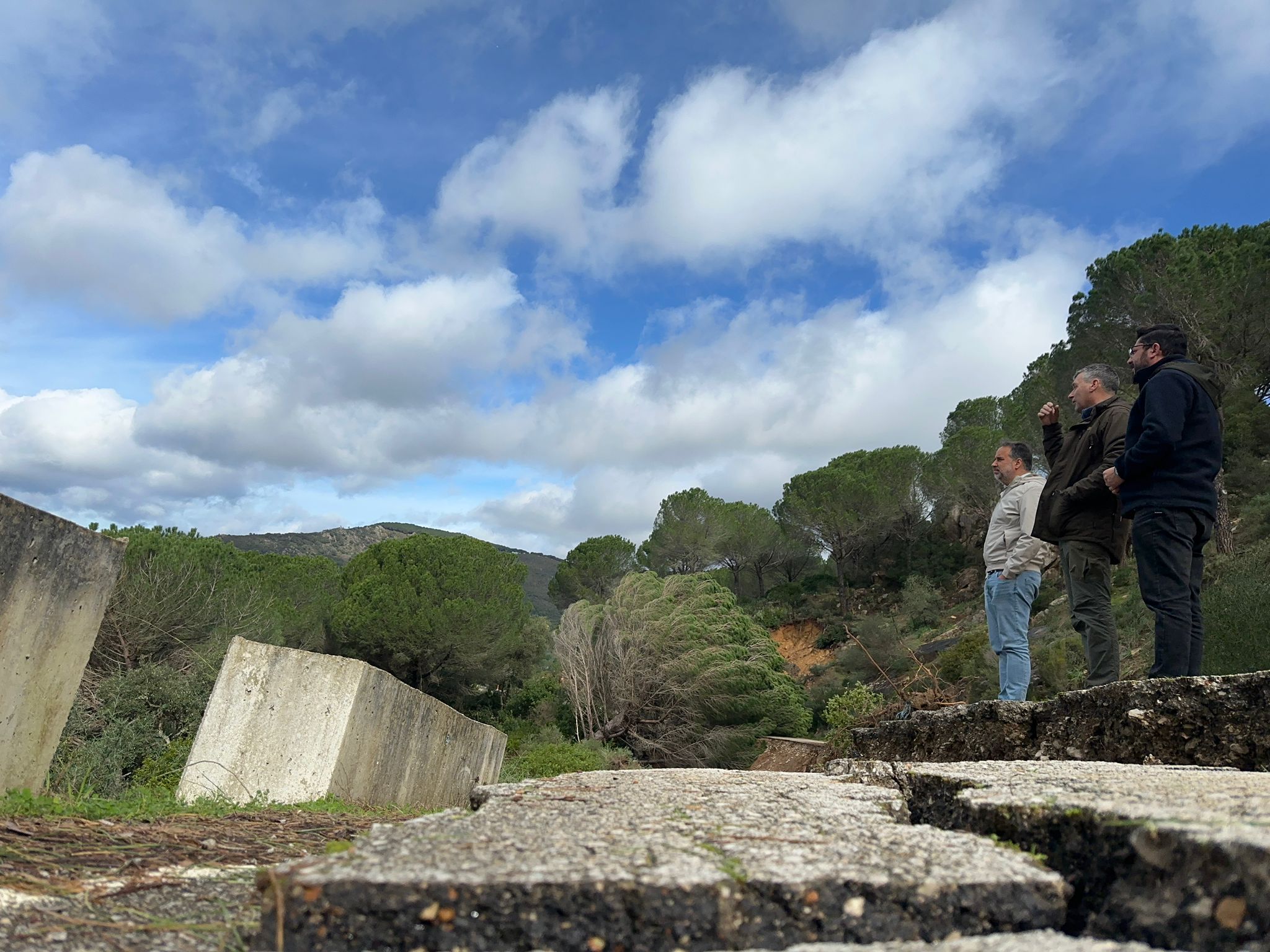 Jorge Rodríguez, Fran Gómez y Ramón Galán, en la visita a Jimena tras los últimos temporales.