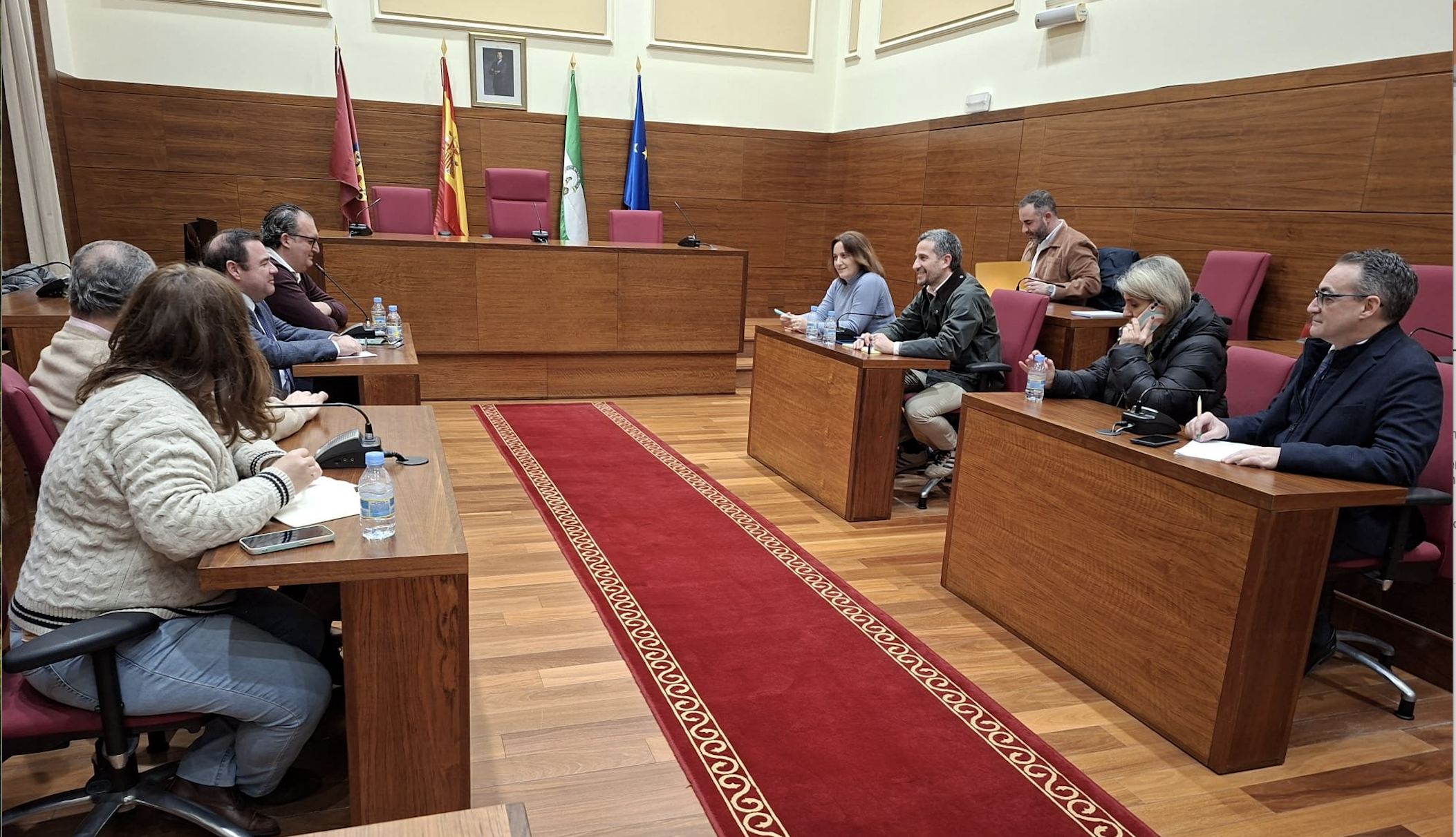 Reunión de la comisión mixta en el salón de plenos municipal. 