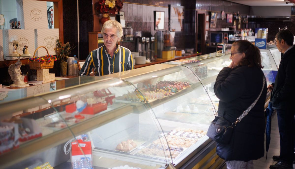 Manuel, en la vitrina de la confitería La Merced.