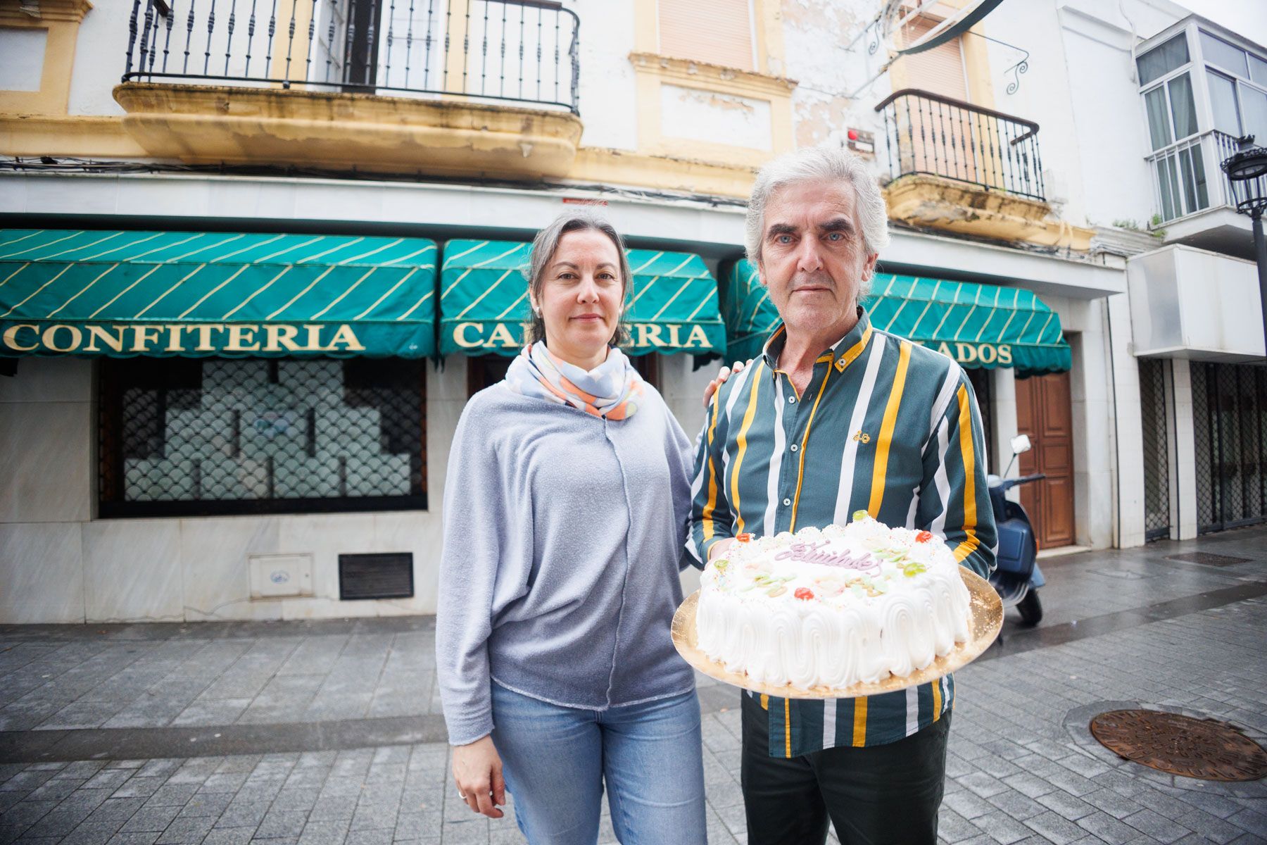 Manuel Fernández junto a su hija Lorena Fernández, en la confitería La Merced de El Puerto. Manuel Fernández junto a su hija Lorena Fernández, en la confitería La Merced de El Puerto.
