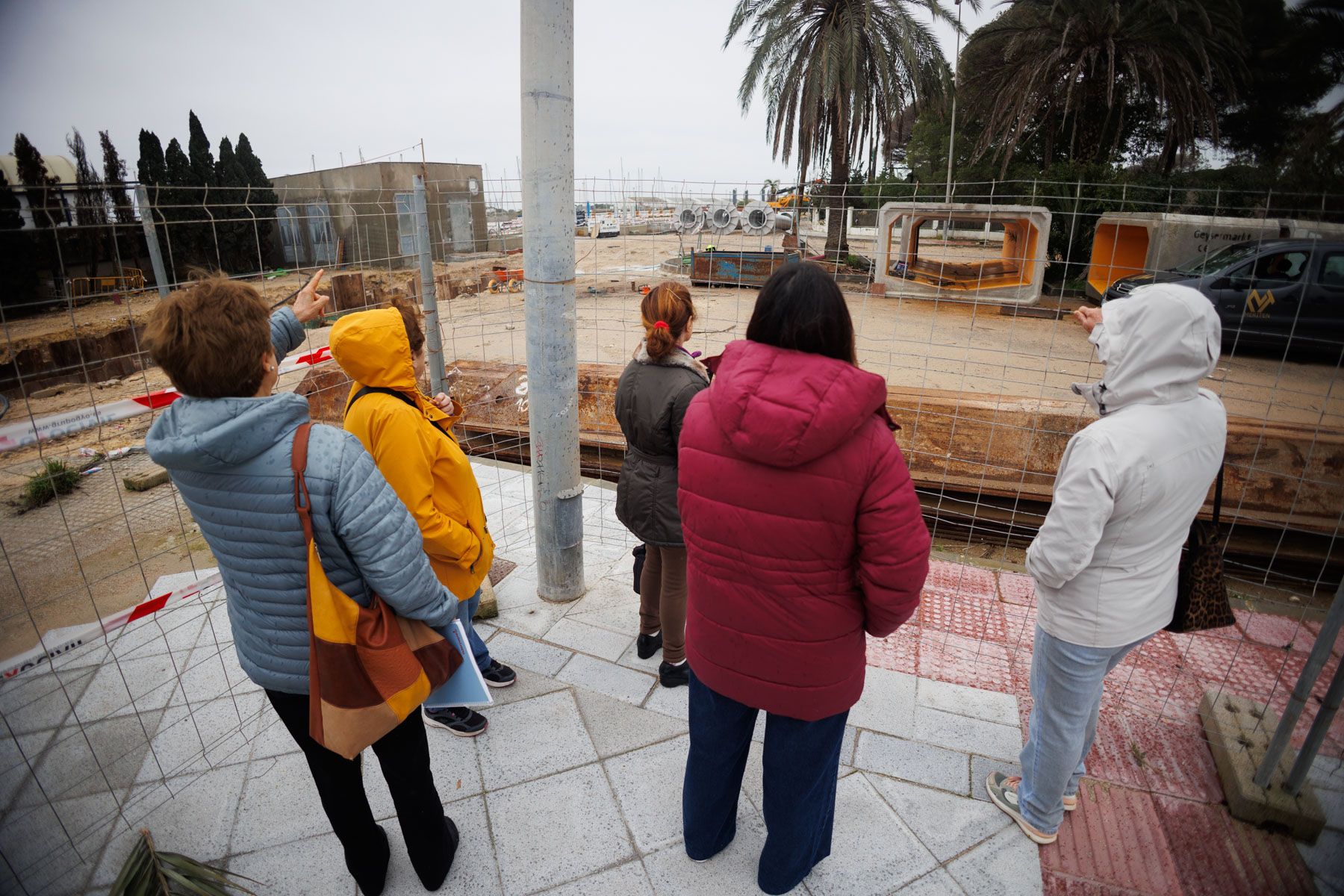 Vecinas de la asociación San Marcos Barriada La Playa, frente a las obras del tanque de tormentas en El Puerto.