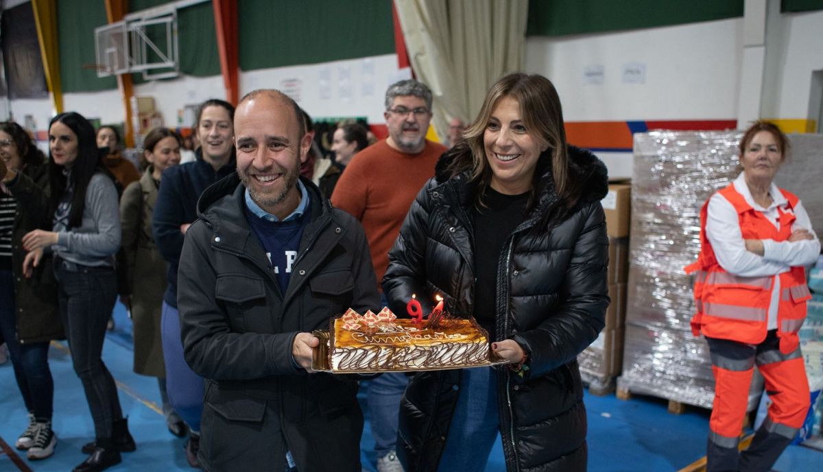 Carlos Javier García, alcalde de Grazalema, y María Paz Fernández, alcaldesa de Ronda, con una tarta para Pepe Ramírez.
