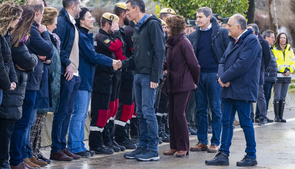 Pedro Sánchez saluda a los integrantes de tegrantes de los equipos de emergencia durante una visita a Huétor Tájar.