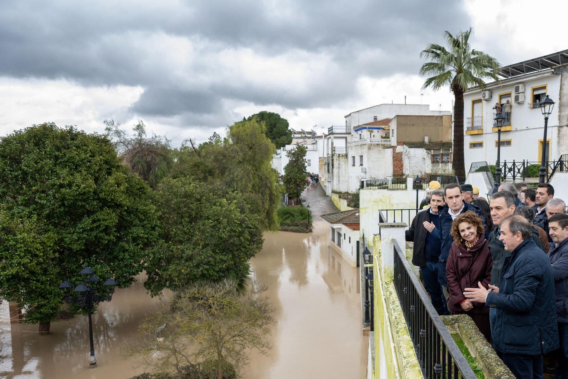 El presidente del Gobierno, Pedro Sánchez, con la vicepresidenta María Jesús Montero, de visita en Villanueva de la Reina.