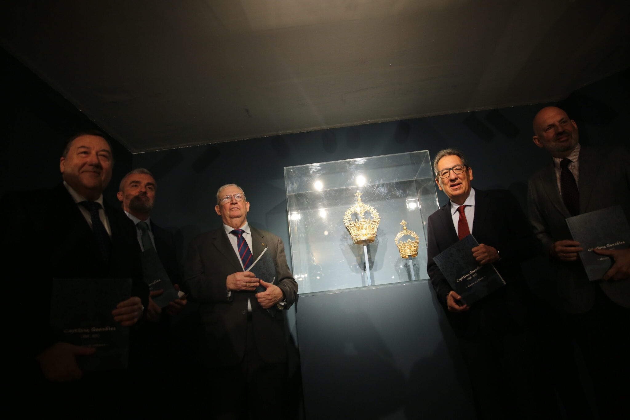 Inauguración de la exposición con el presidente del Consejo de Hermandades y los comisarios de la muestra.
