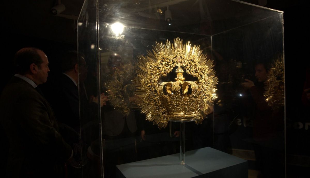 Vitrina con la corona de La Amargura. 