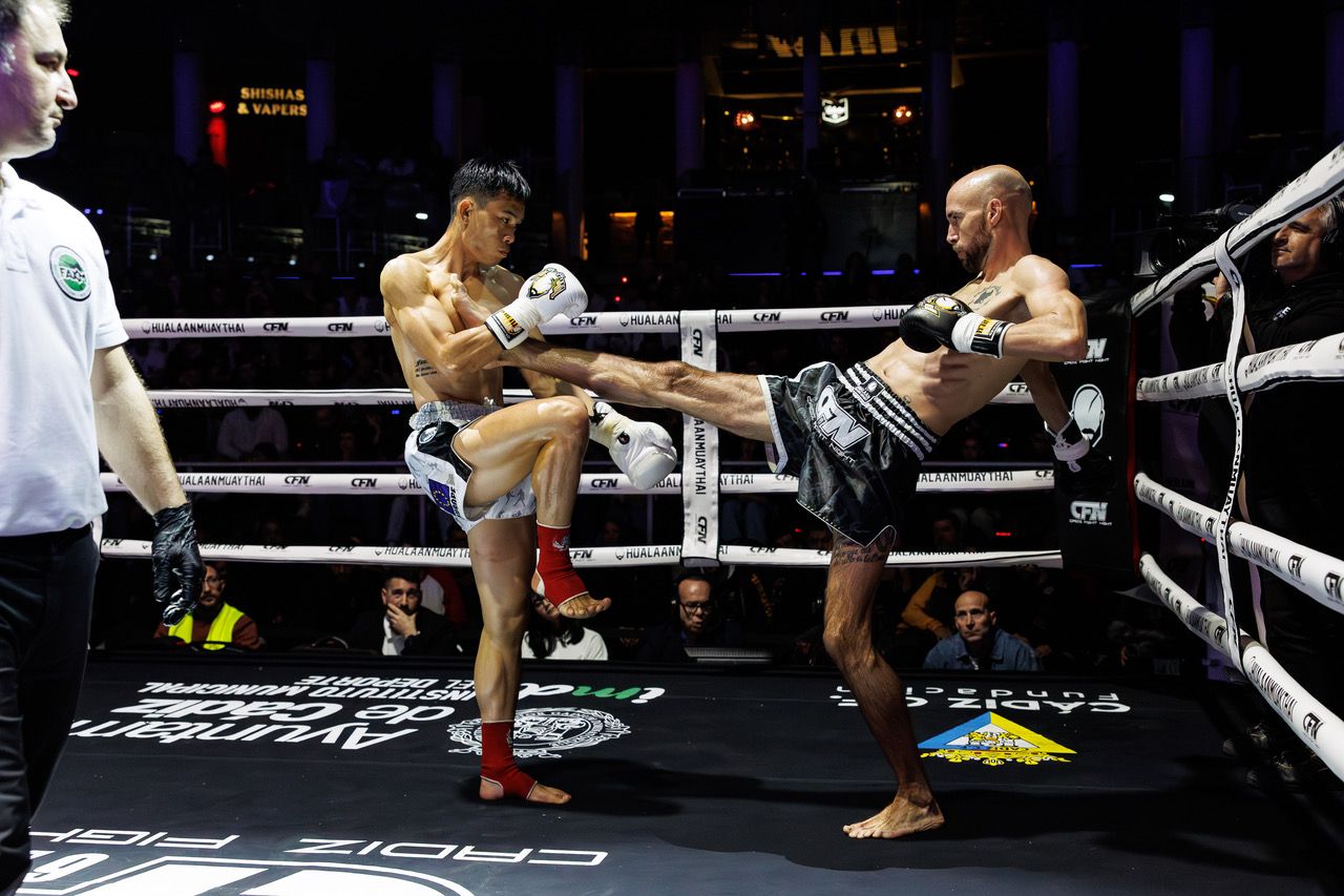 Carlos Coello enfrentándose al tailandés Petchpongam, en el marco de la sexta edición de Cádiz Fight Night.