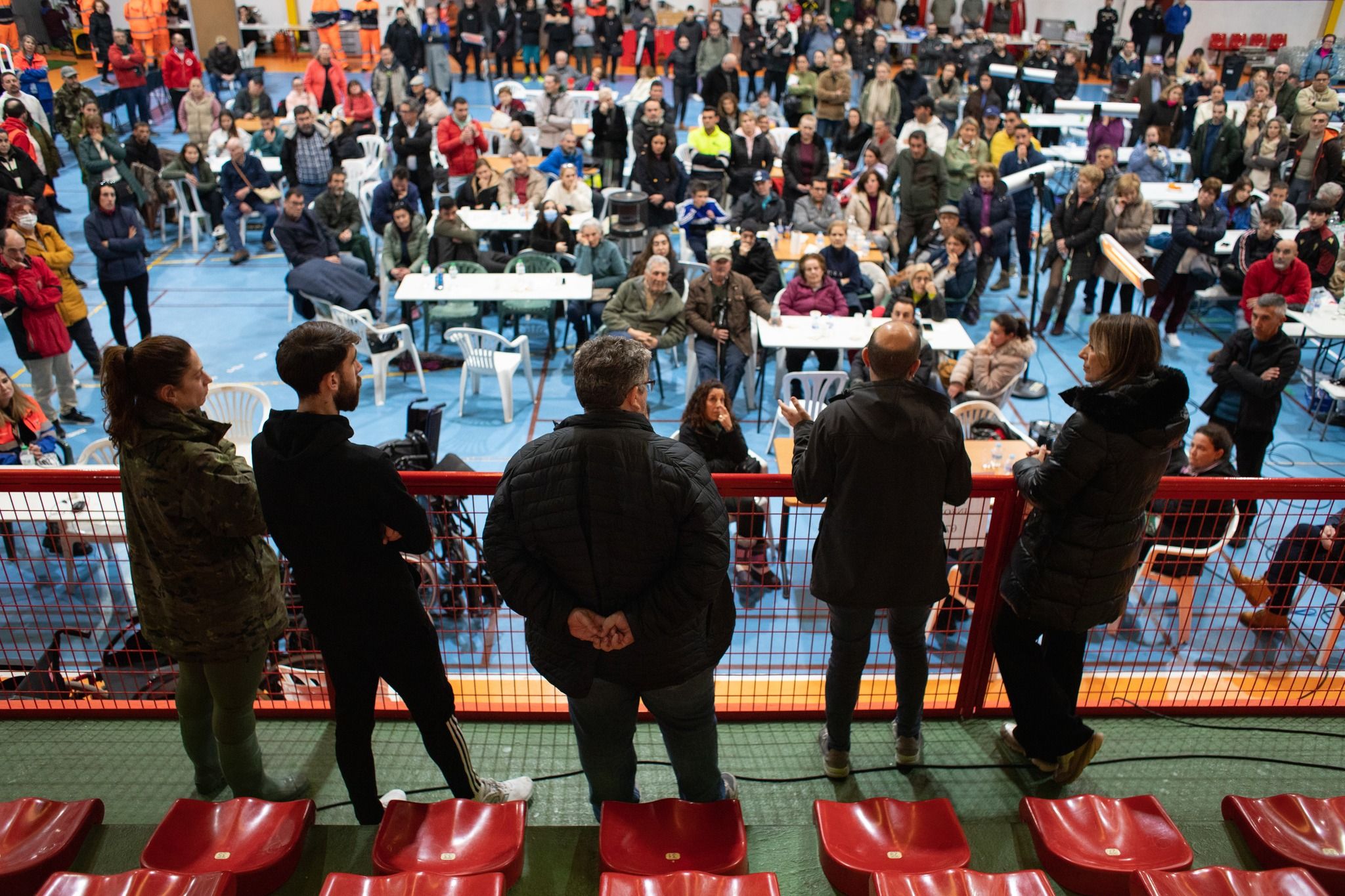 Los vecinos de Grazalema en el pabellón de Ronda.