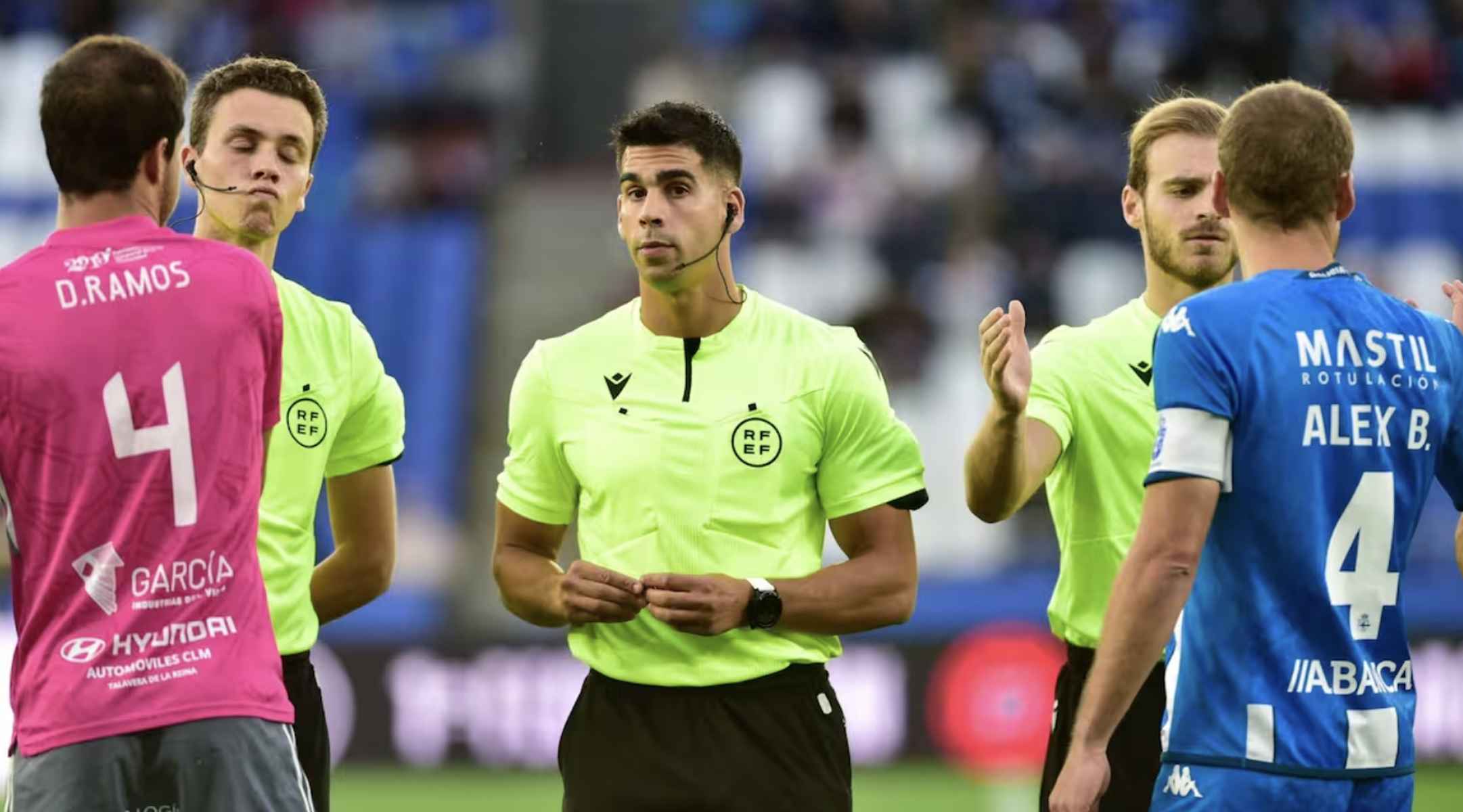 El árbitro Miguel González Díaz, en el centro de la imagen.