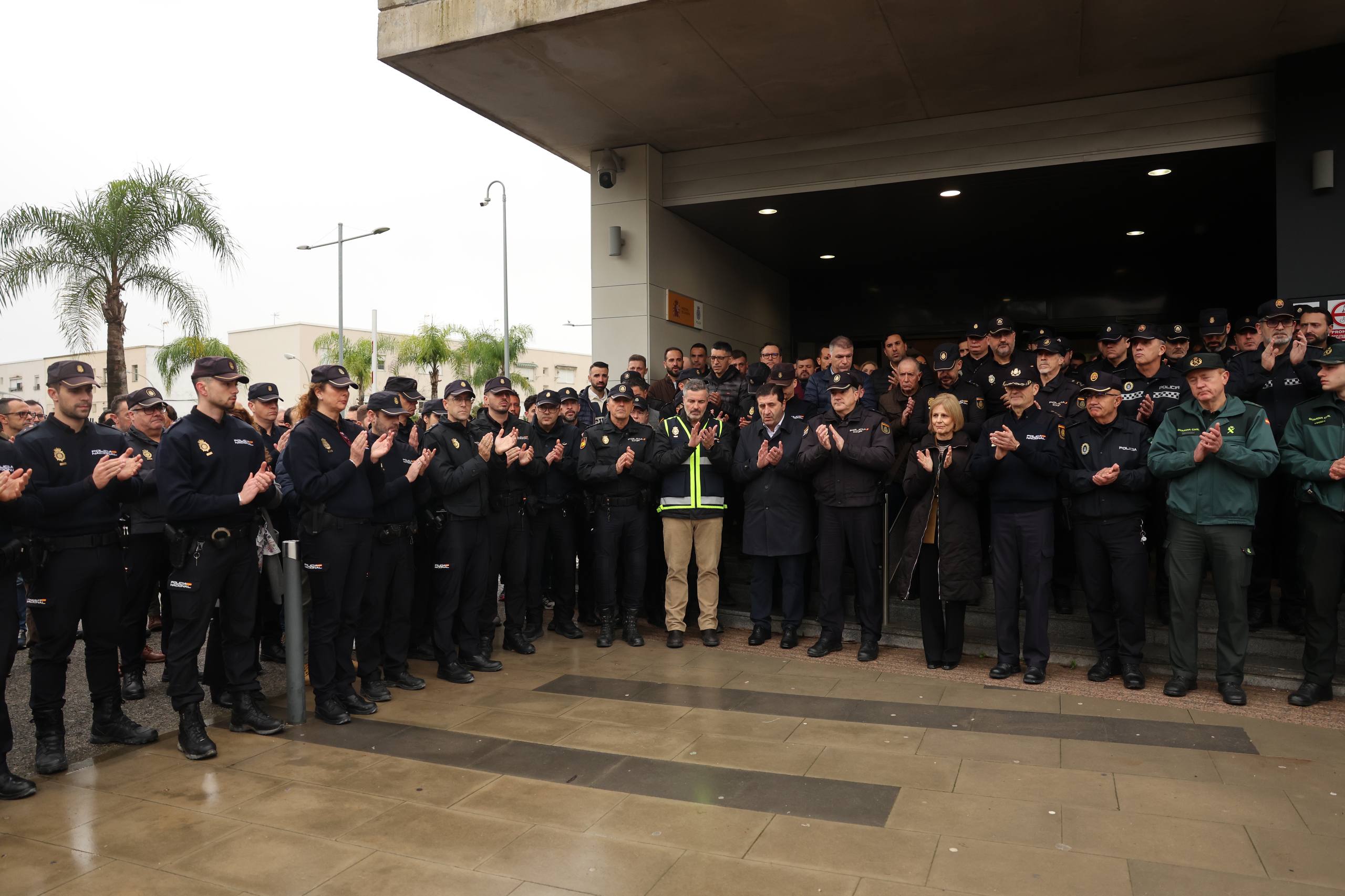 Minuto de silencio por Carmen, la agente de Policía Nacional fallecida en Jerez.