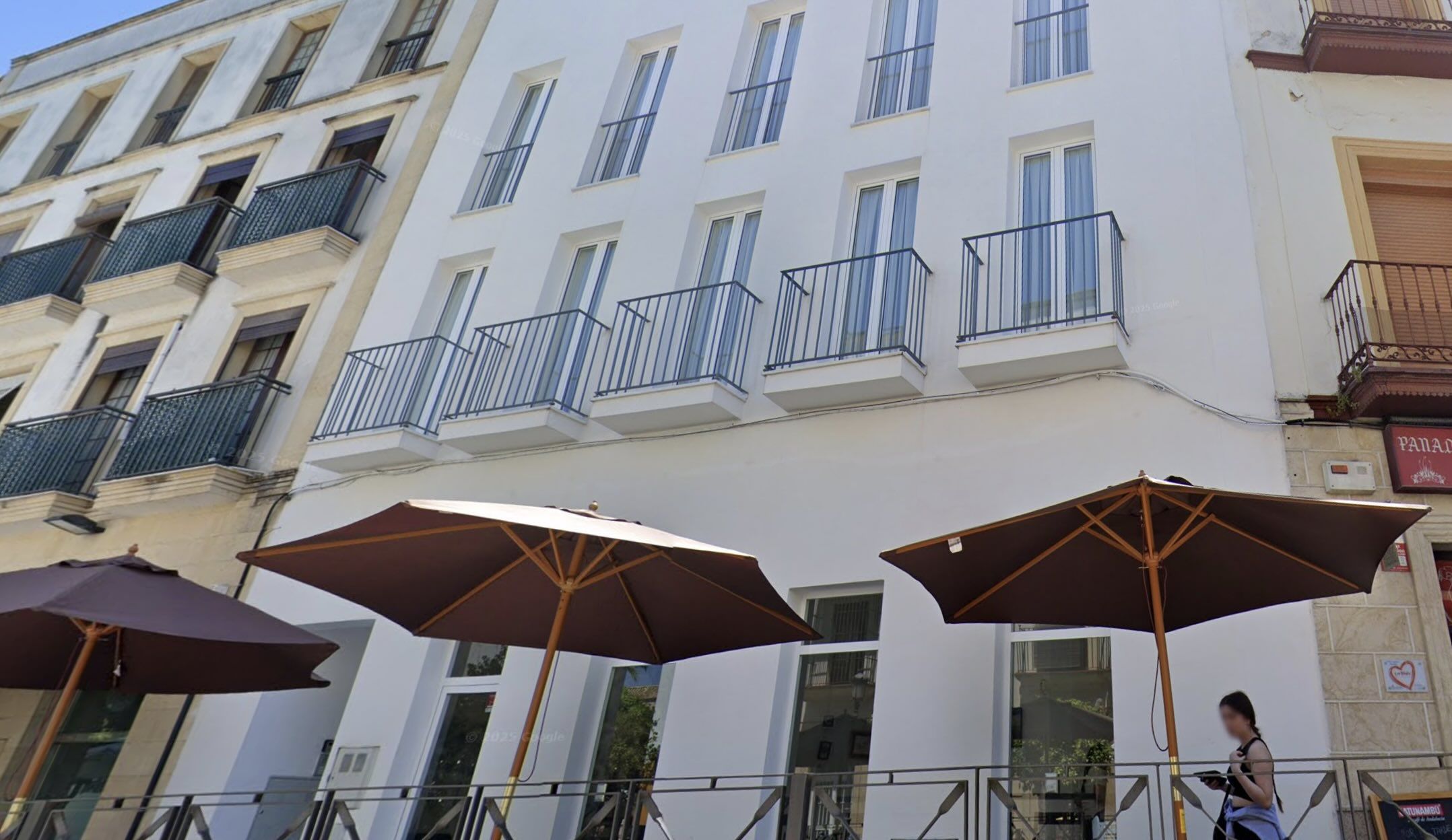 A la venta en Jerez un edificio junto a la Plaza del Arenal: tres apartamentos turísticos y un local comercial casi por estrenar.