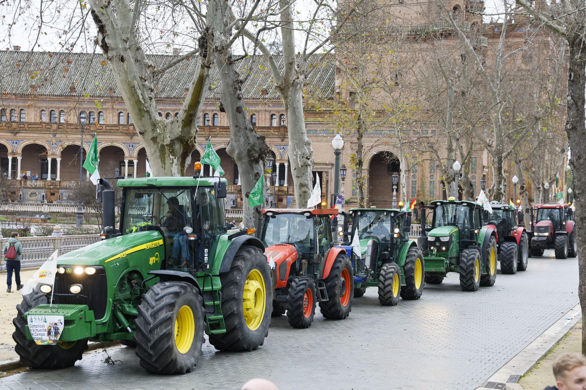 Tractores circulando por la Plaza de España, en la protesta de agricultores contra Mercosur.