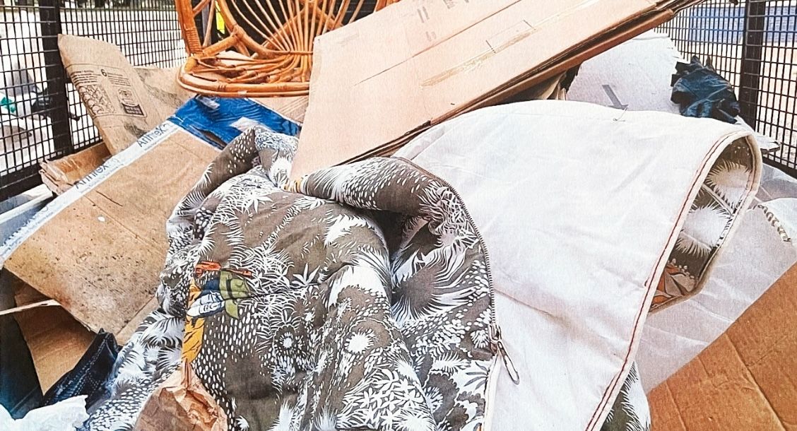 Pertenencias de personas sin hogar, llevadas al punto limpio en Cádiz.