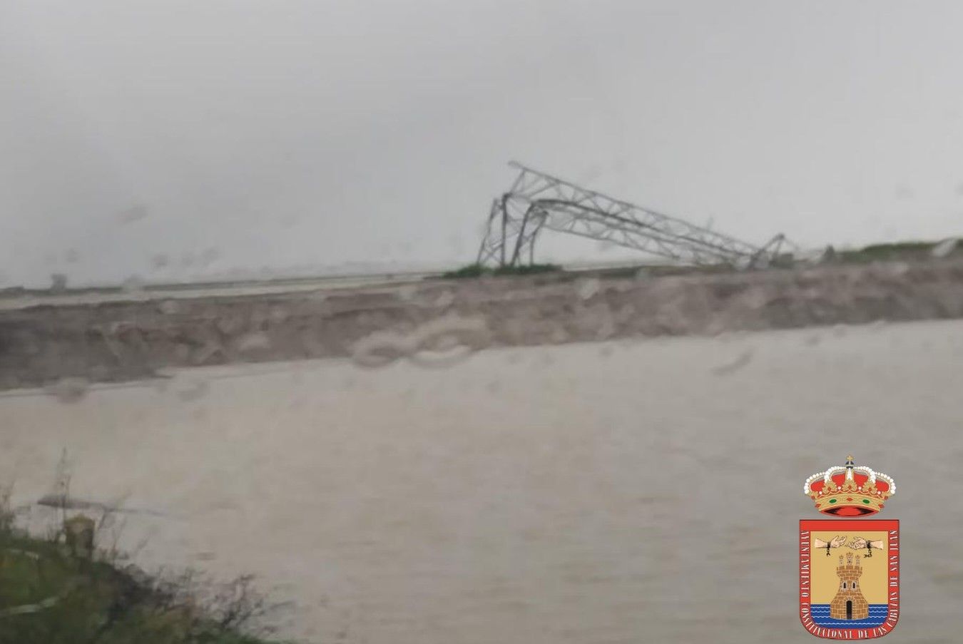 Un poste de luz caído en Las Cabezas.