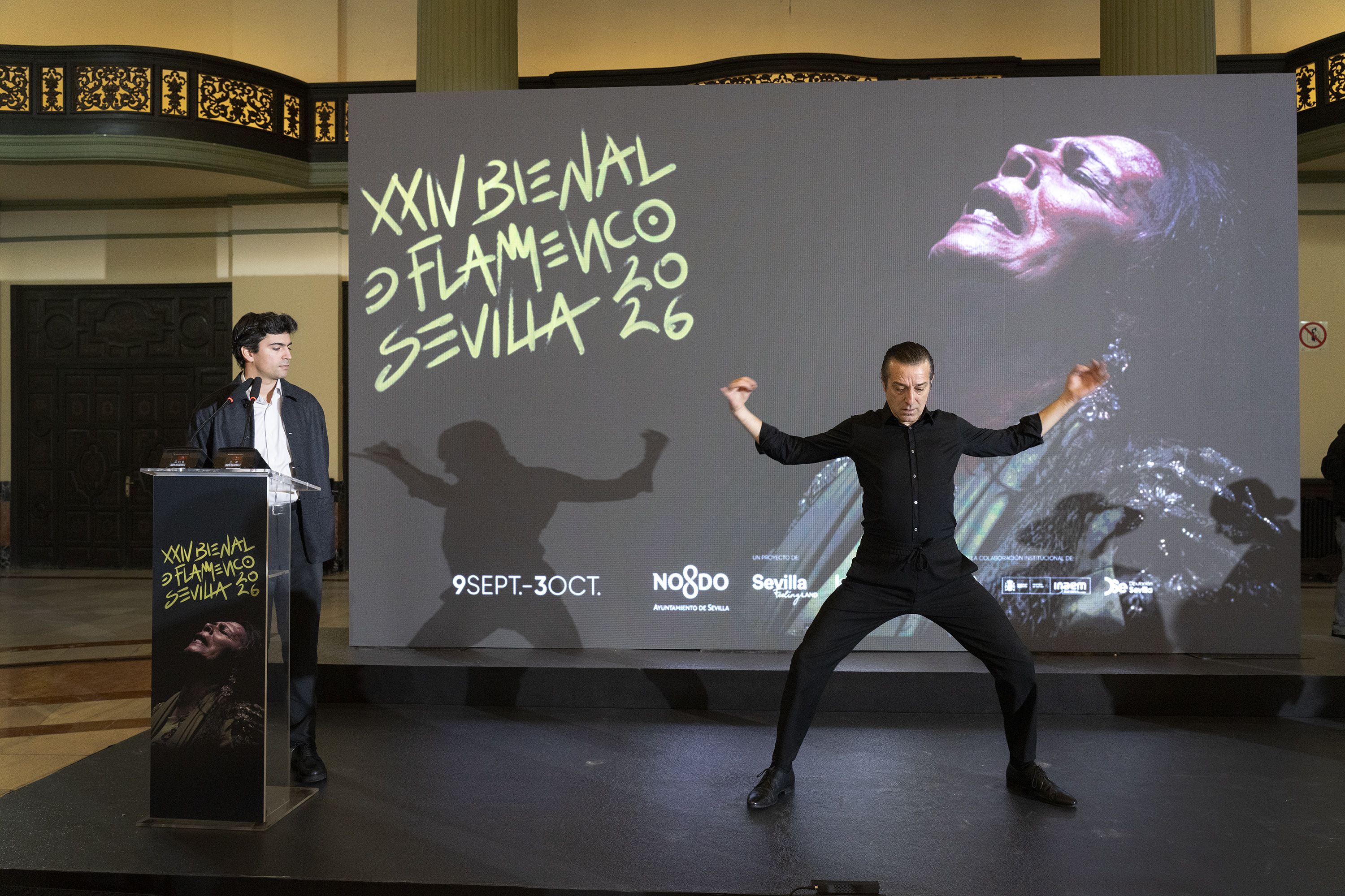 Luis Ybarra, director de la Bienal de Flamenco de Sevilla, junto al bailaor Andrés Marín
