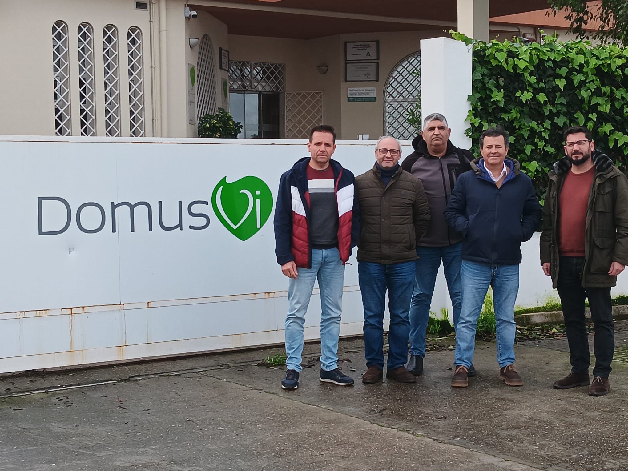 Representantes de IU, tras reunirse con el comité de la residencia Domusvi Montealto.