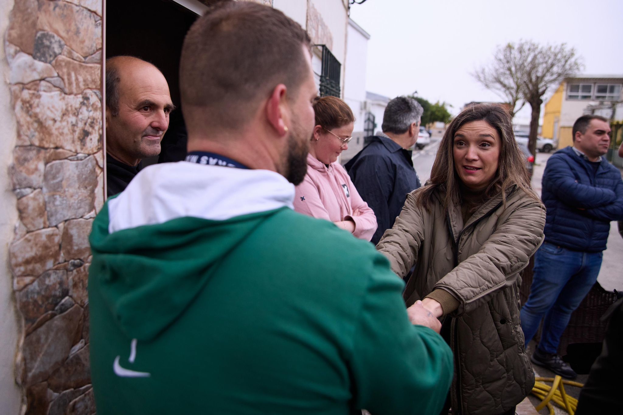 La parlamentaria socialista María Márquez, hablando con vecinos del Jerez rural afectados por las inundaciones.
