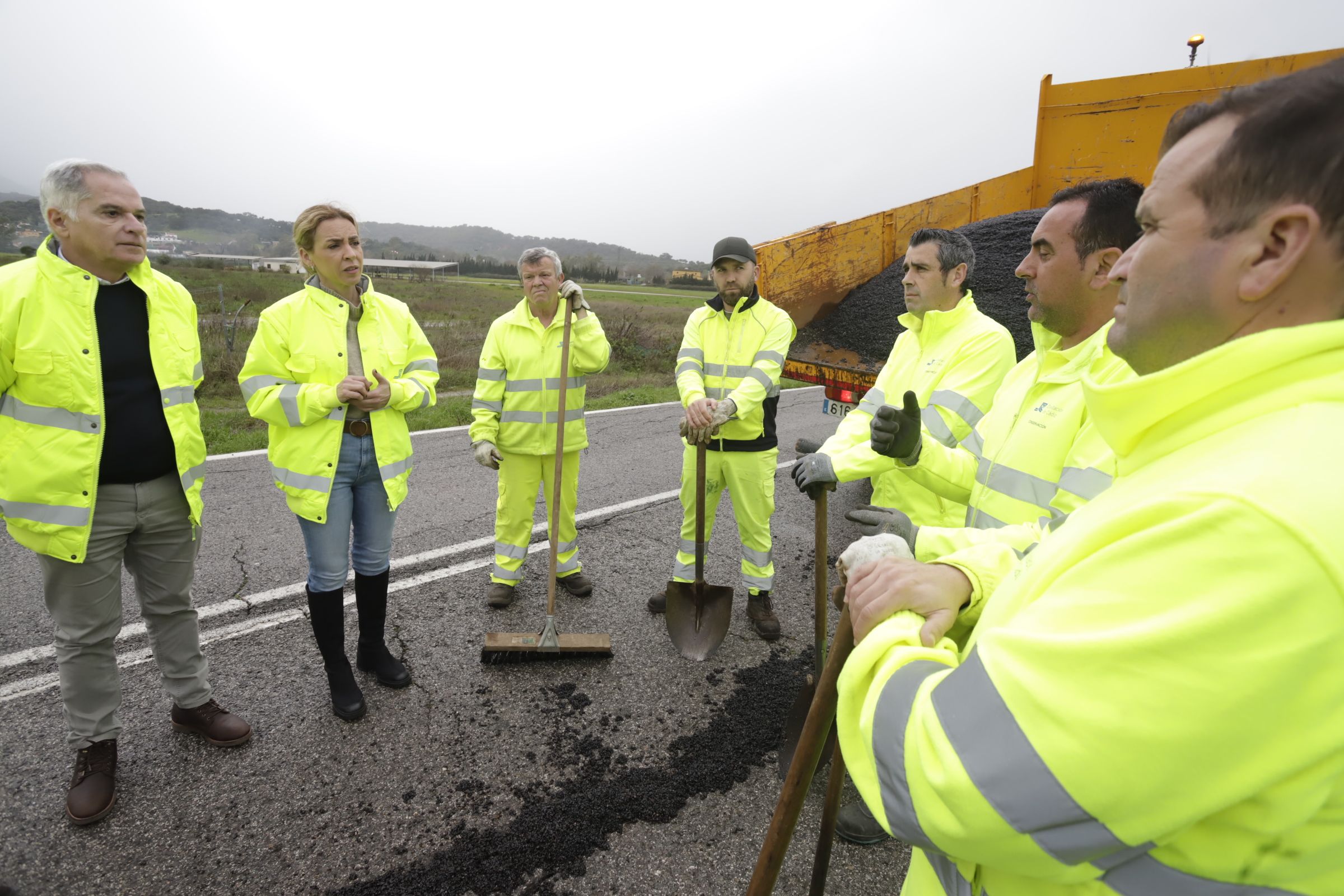 La presidenta de la Diputación, Almudena Martínez, junto a los trabajadores en las carreteras.