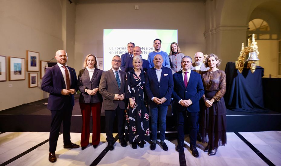 La consejera y asistentes a la jornada 'FP en el ámbito del Arte Sacro'.