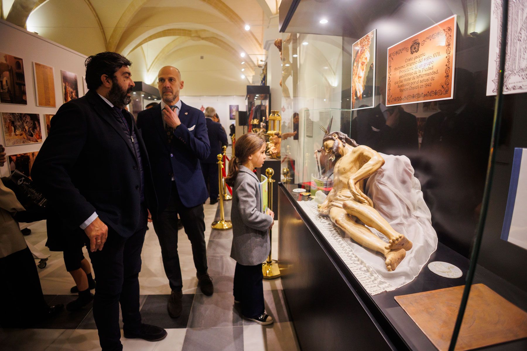 El presidente del Consejo y el hermano mayor de Las Angustias visitando la exposición. 