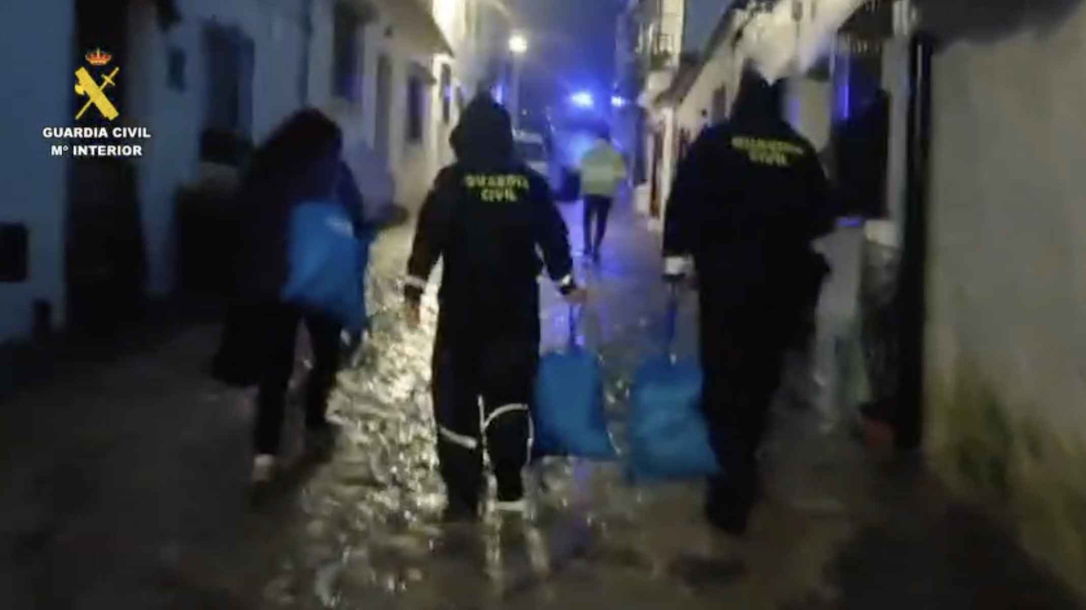 Agentes de la Guardia Civil, acompañando a vecinos en Grazalema.