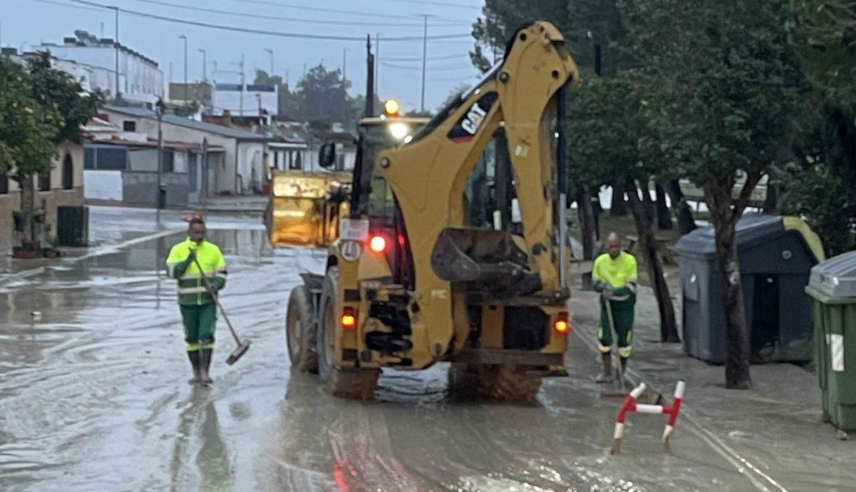 Máquinas en la zona rural para quitar el barro.