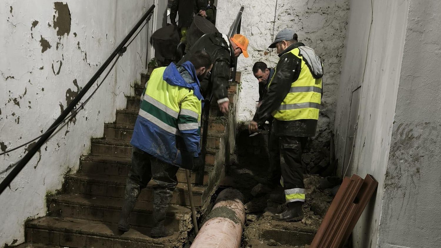Operarios de Aguas de Ubrique, trabajando en el bypass en la plaza del Colilla