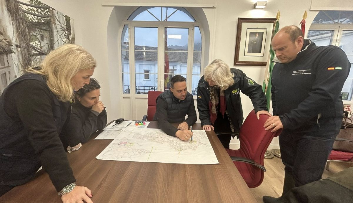 El alcalde de Ubrique, Mario Casillas, con la delegada del Gobierno de la Junta, Mercedes Colombo, y delegados territoriales.