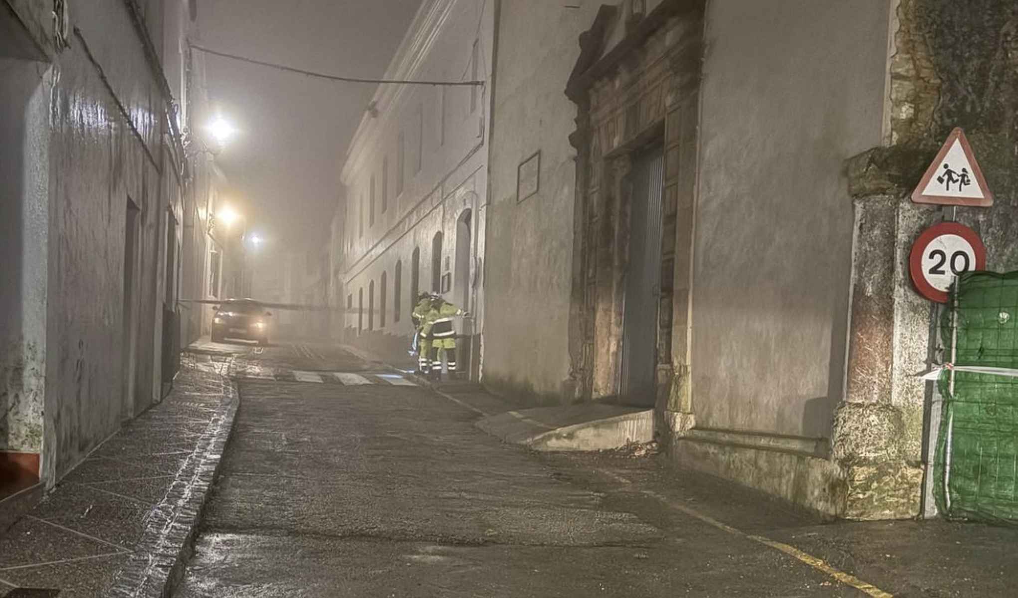 Bomberos desplazados a la zona tras el suceso en el interior de la iglesia San Agustín de Medina Sidonia.