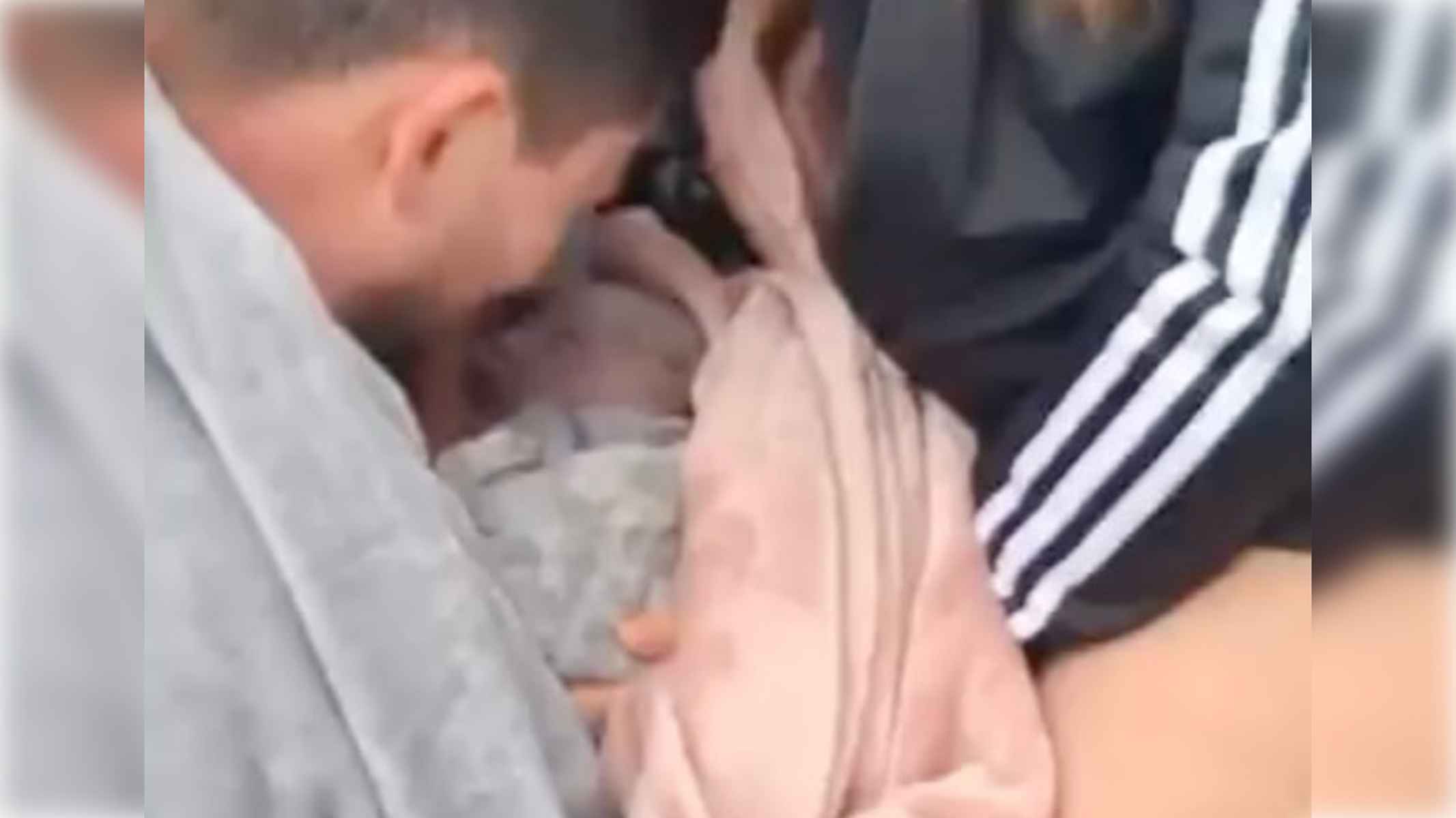 Un momento del parto en mitad de la calle en Mijas Pueblo