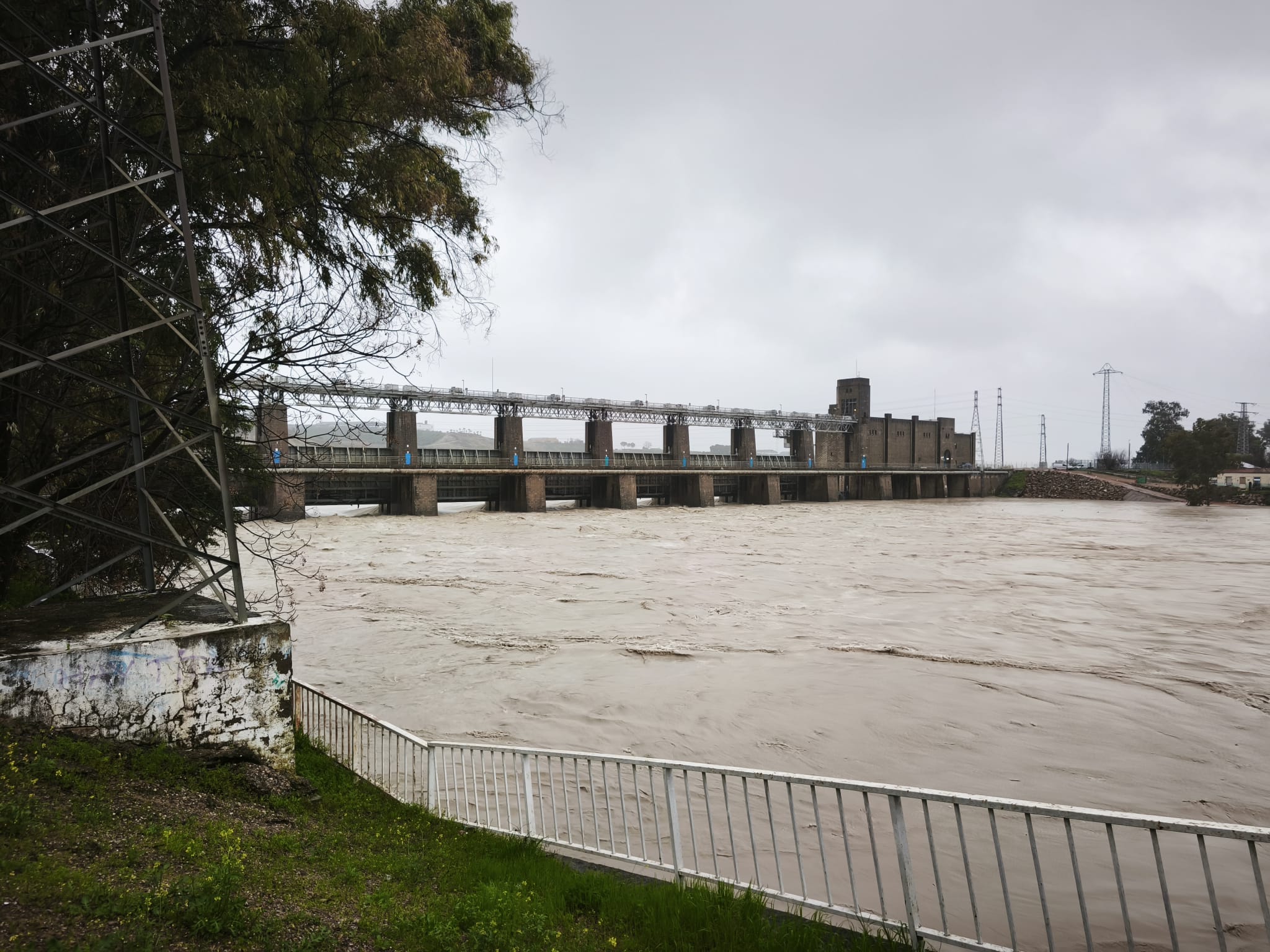 Foto del sábado 7 de febrero de 2026 de la Presa de Alcalá del Río en el Guadalquivir.