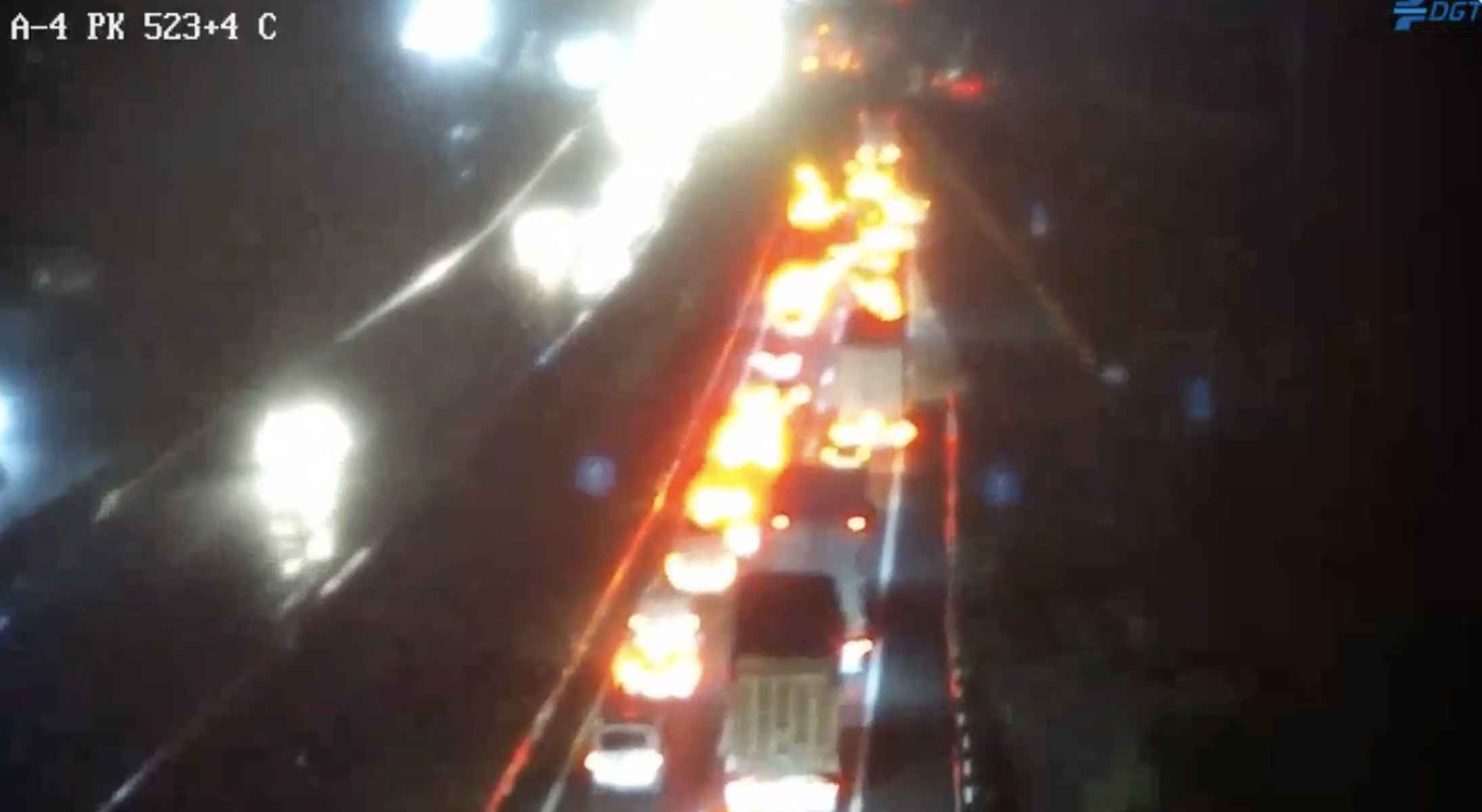 Imagen de las retenciones en una cámara de tráfico de la DGT.