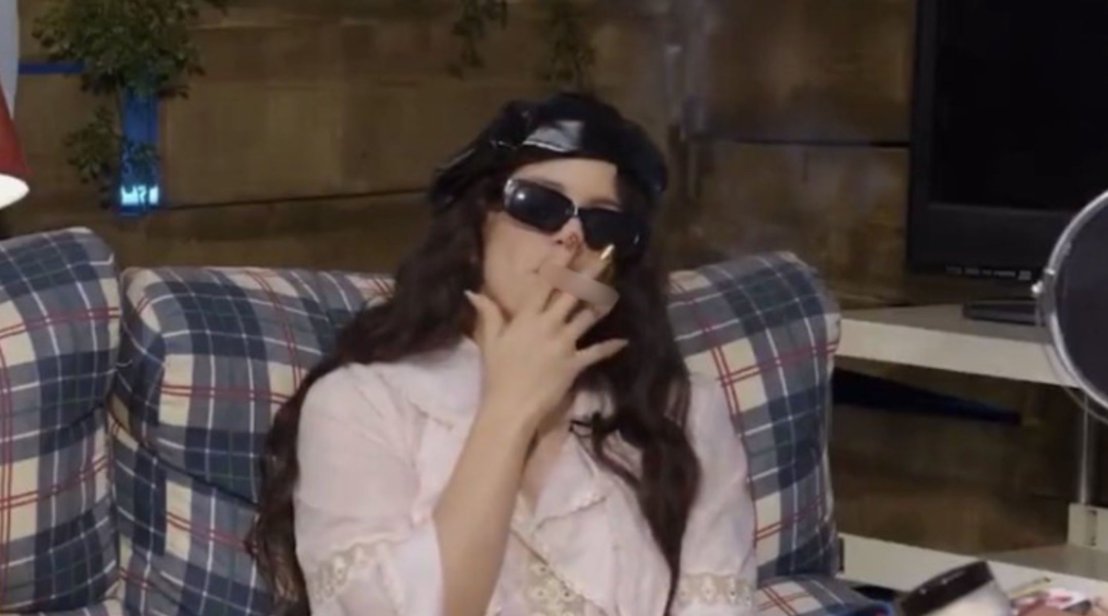 Rosalía, fumando en el pódcast de Esty Quesada.