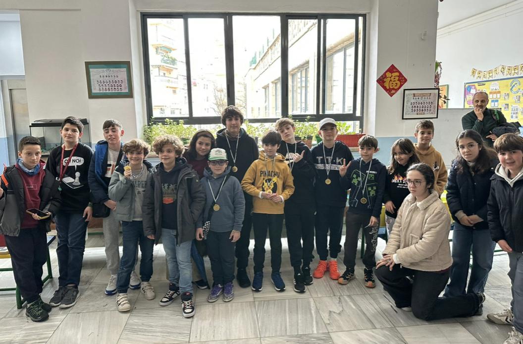 La Peña Alfil reúne a 45 jugadores en un multitudinario torneo de ajedrez en Jerez.