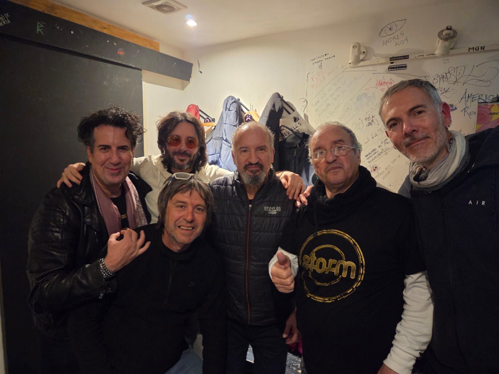 Los Storm, con algunos de sus seguidores, tras un concierto reciente.