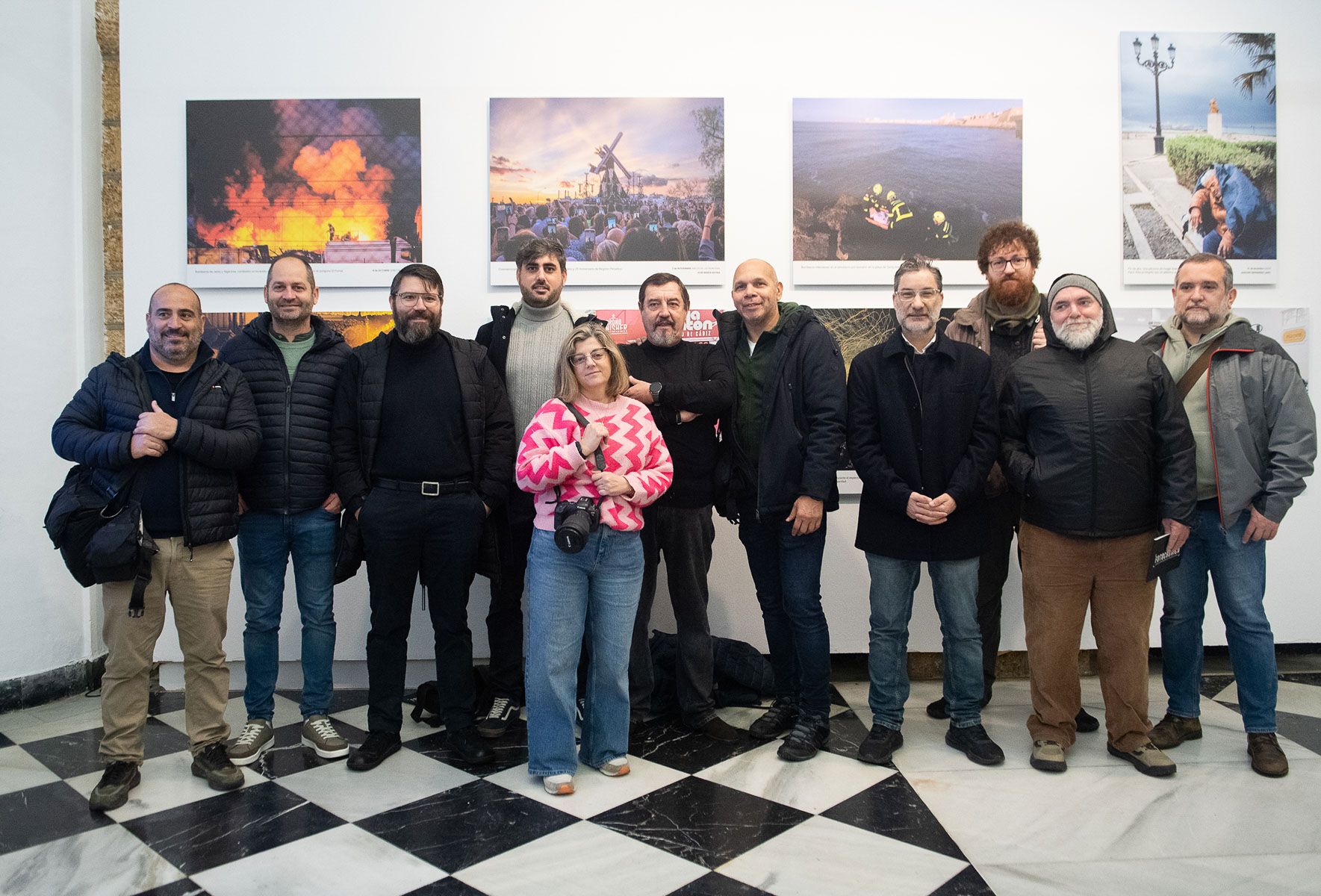 Foto de familia de fotoperiodistas de la provincia de Cádiz, en la inauguración de 'Fotocrónica'.
