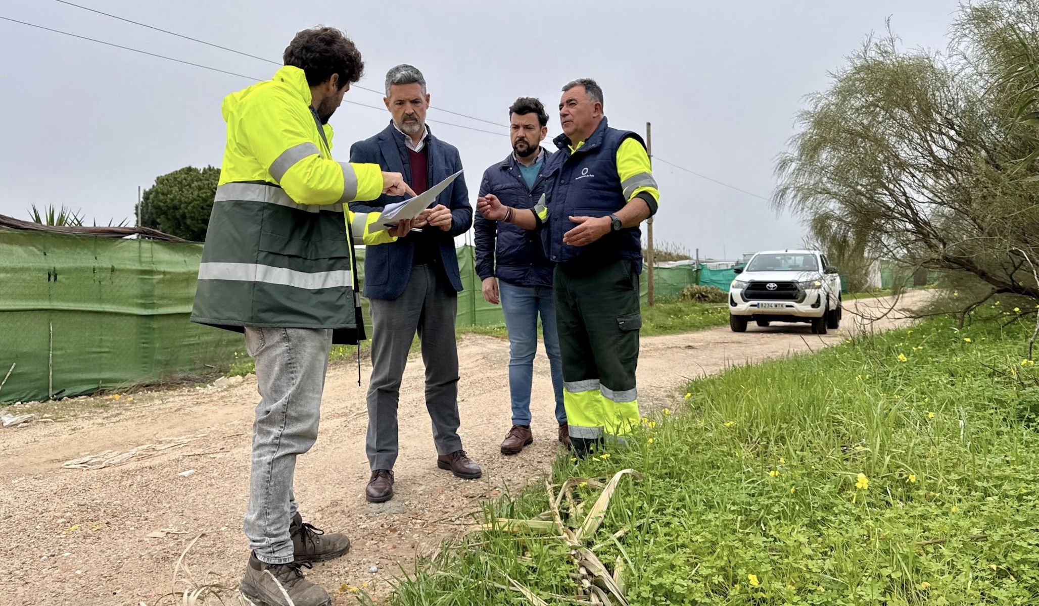 El alcalde de Rota, José Javier Ruiz Arana, acompañado por el delegado de Medio Ambiente y Medio Rural, Jesús López, y por técnicos municipales.