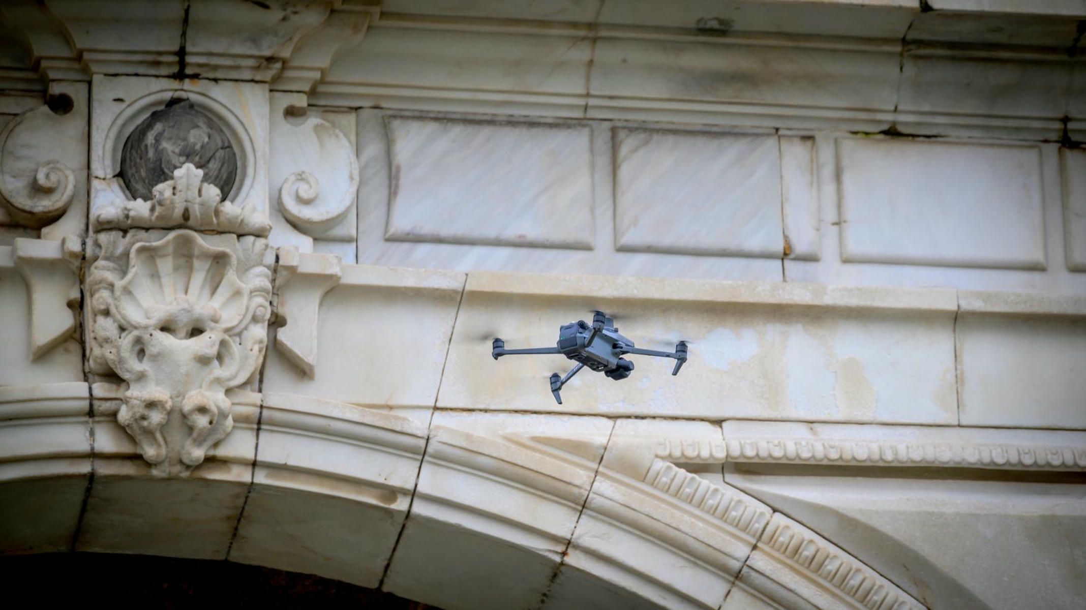 Un dron sobrevolando Puerta de Tierra.