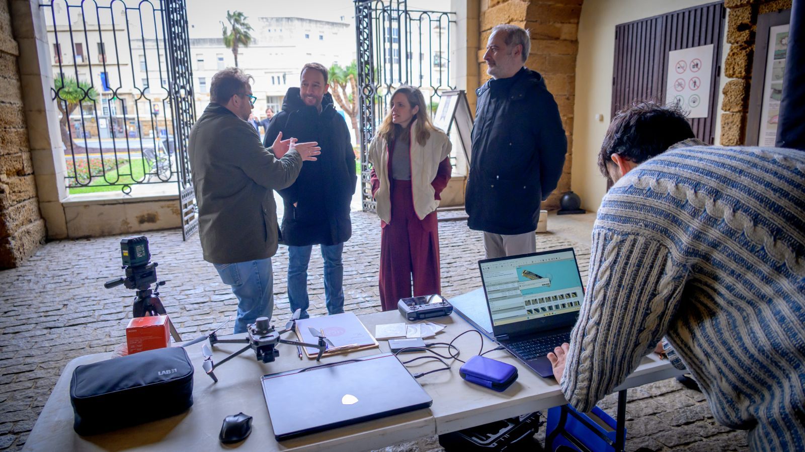 Los especialistas, en plena faena durante la visita.