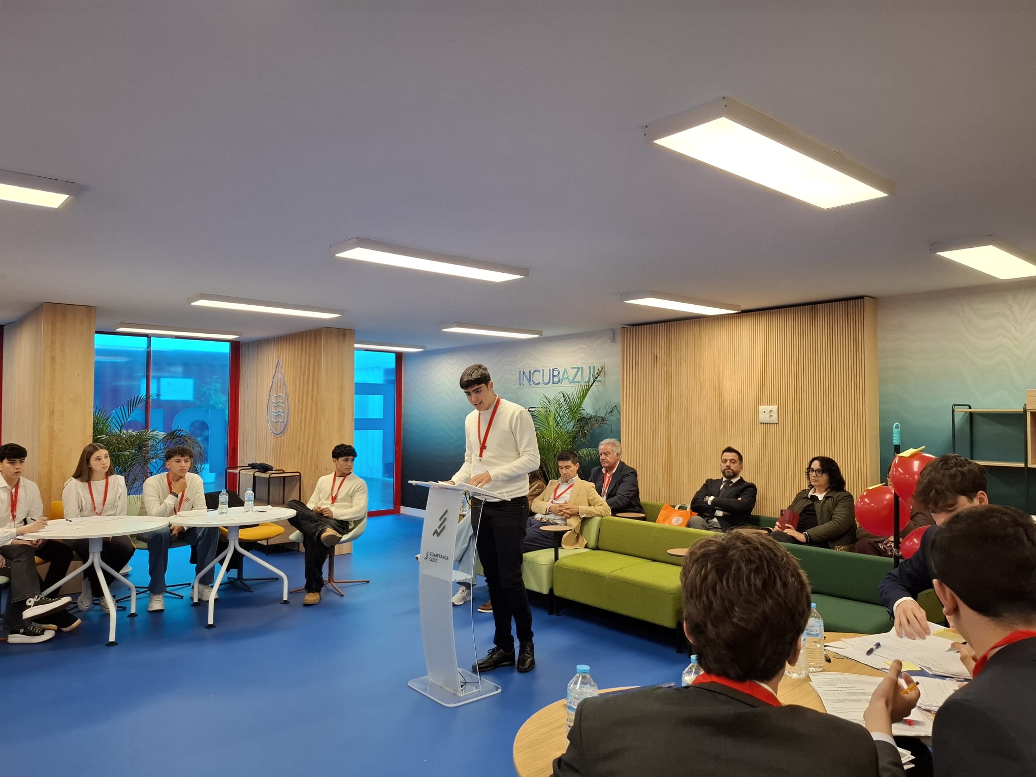 Un momento del torneo de debate económico celebrado en Zona Base Incubazul.