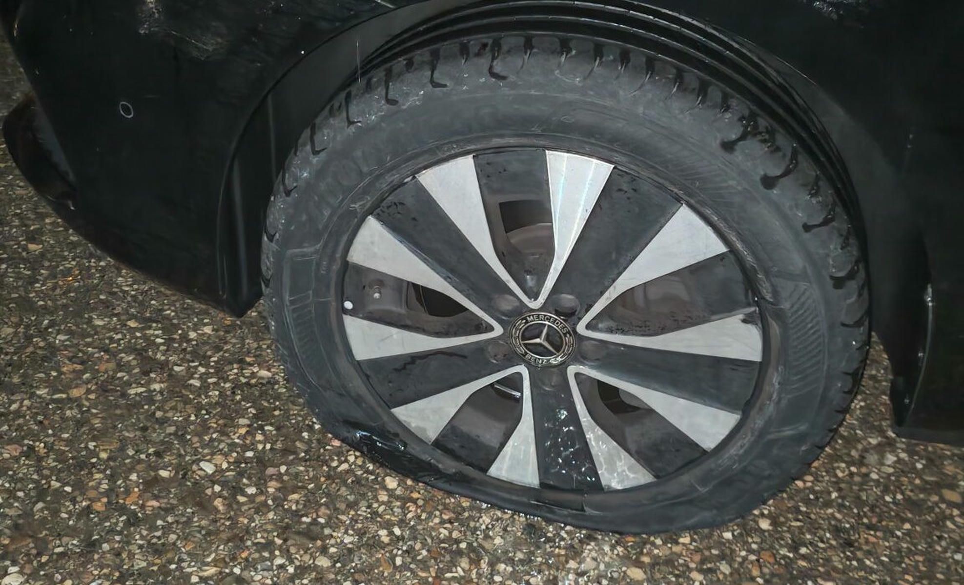 Una rueda tras pasar por un socavón en la A 4.