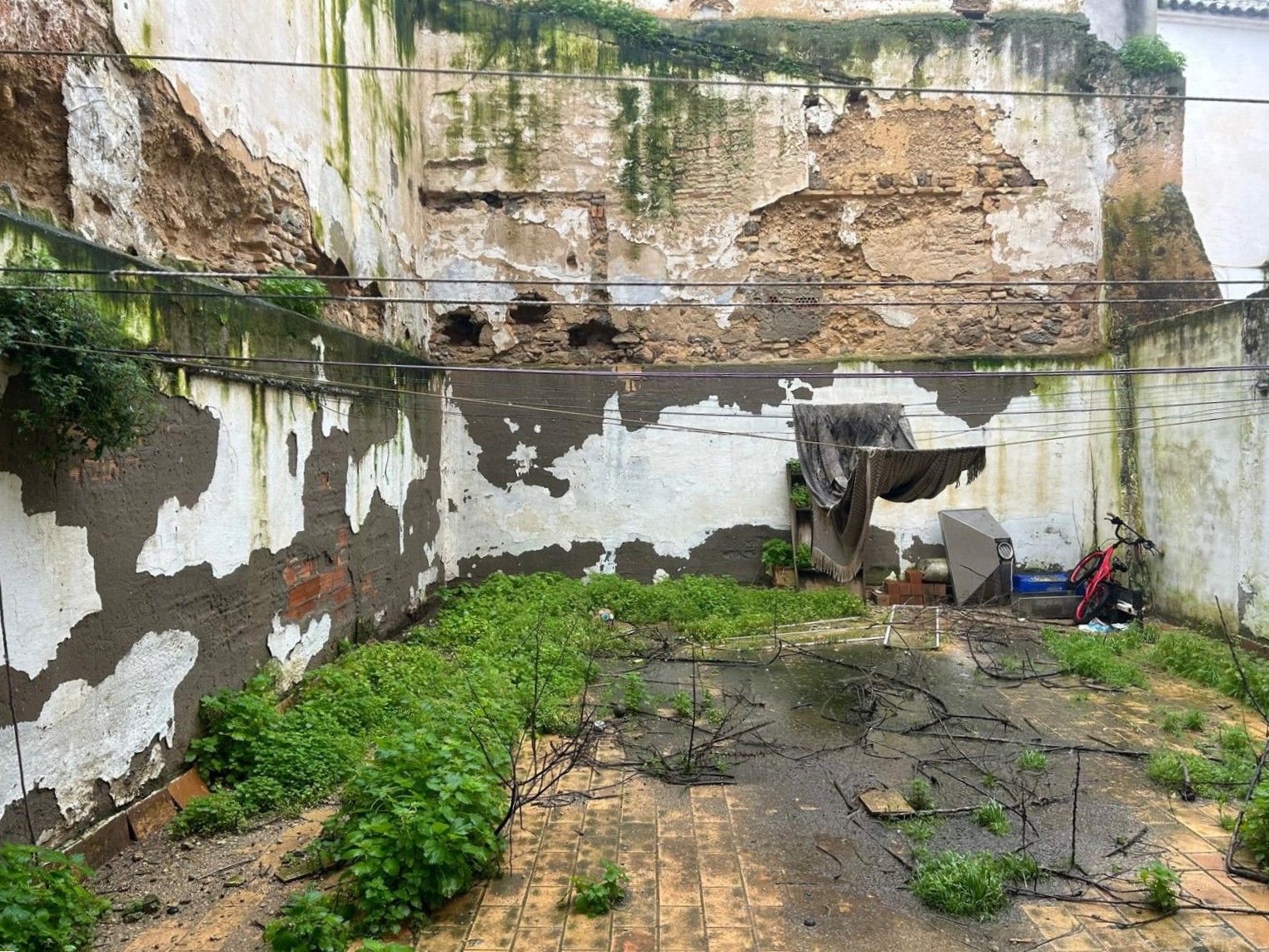 El Ayuntamiento de Sanlúcar reclama una actuación urgente en un edificio del parque público andaluz donde residen numerosas familias, incluidas personas mayores.